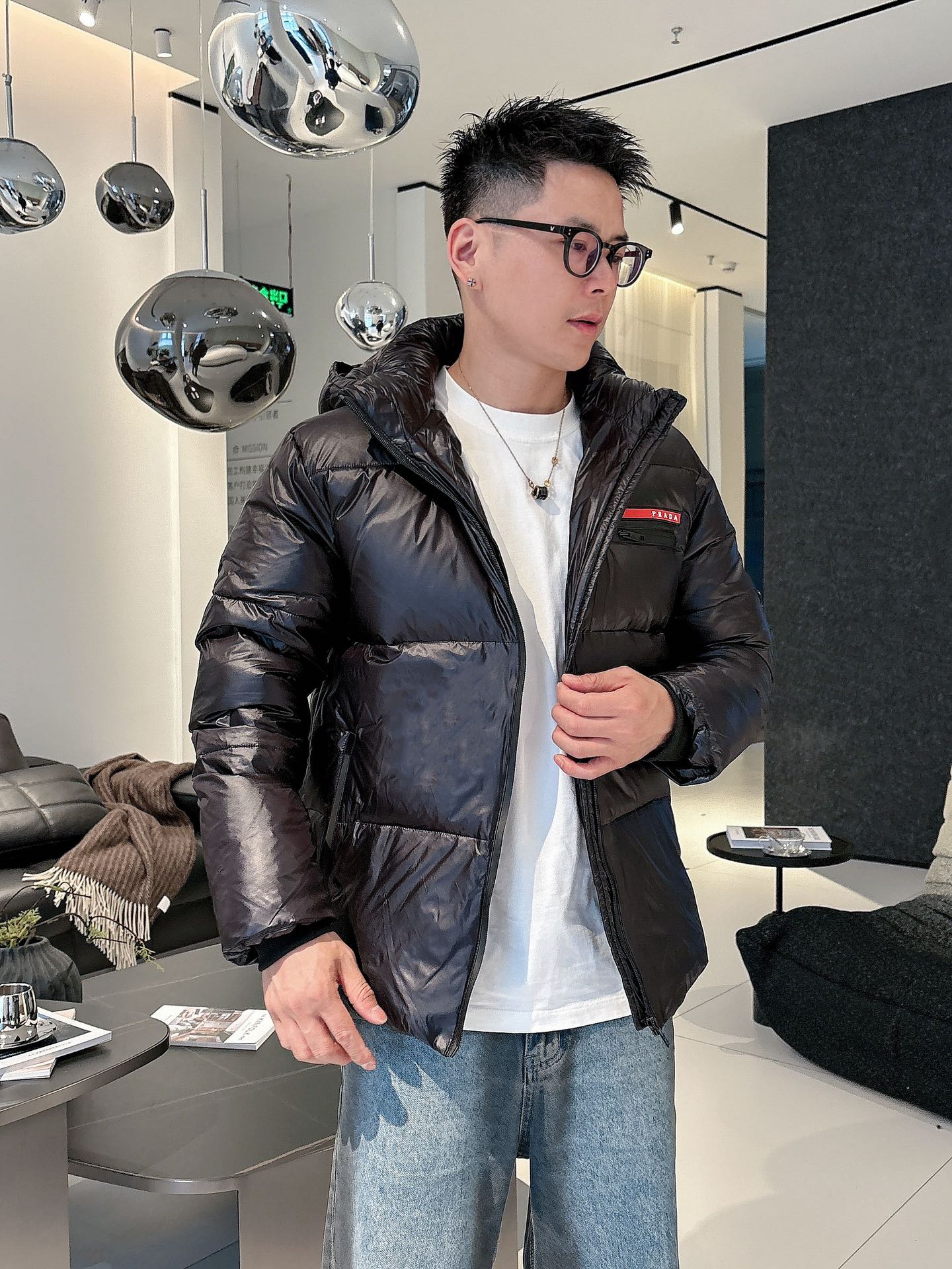 普拉达 官网款2025秋冬新款羽绒服。这款号称羽绒服届最高端的，全部90绒的三标齐全带着经典的Logo组