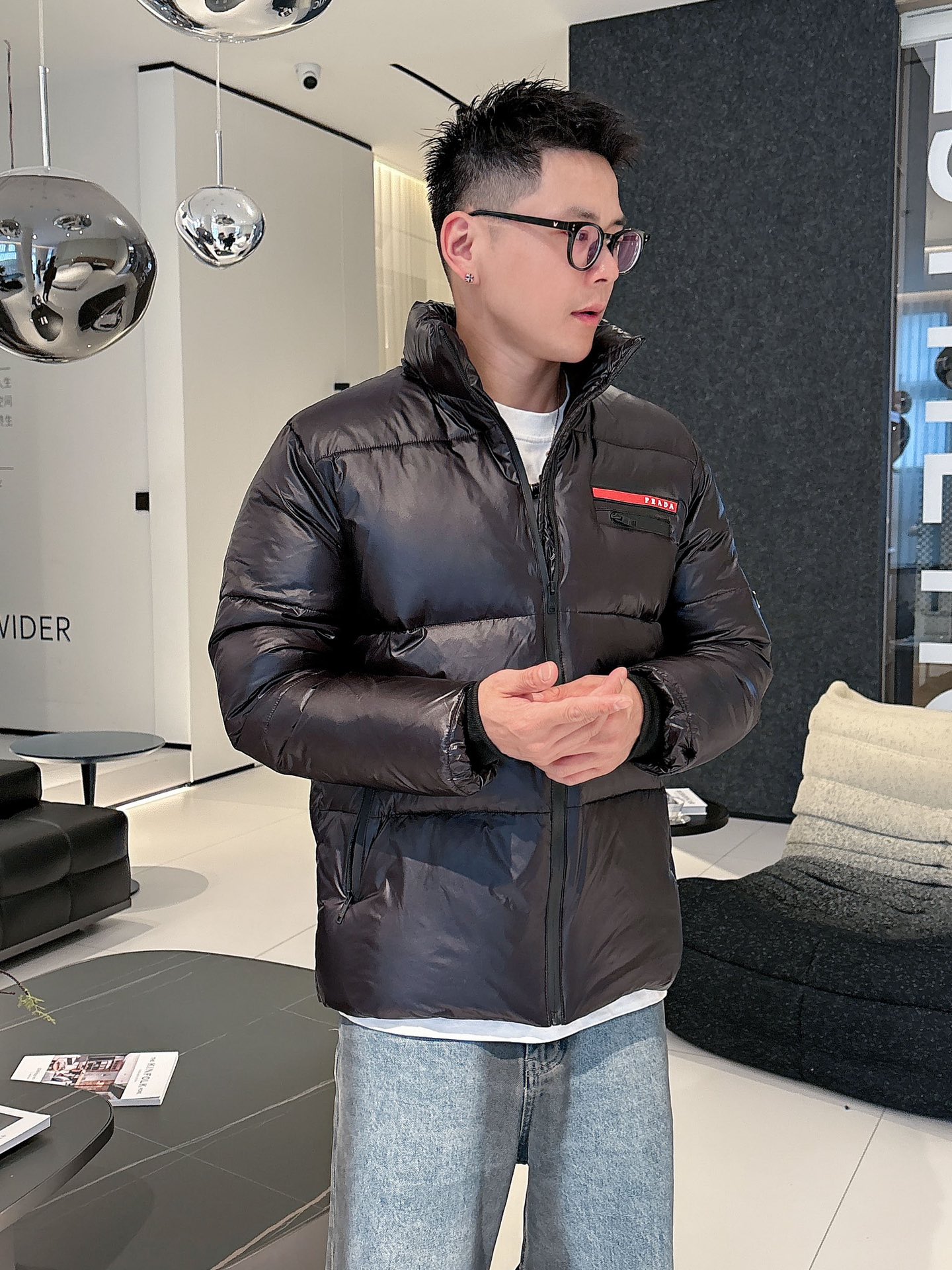 普拉达 官网款2025秋冬新款羽绒服。这款号称羽绒服届最高端的，全部90绒的三标齐全带着经典的Logo组