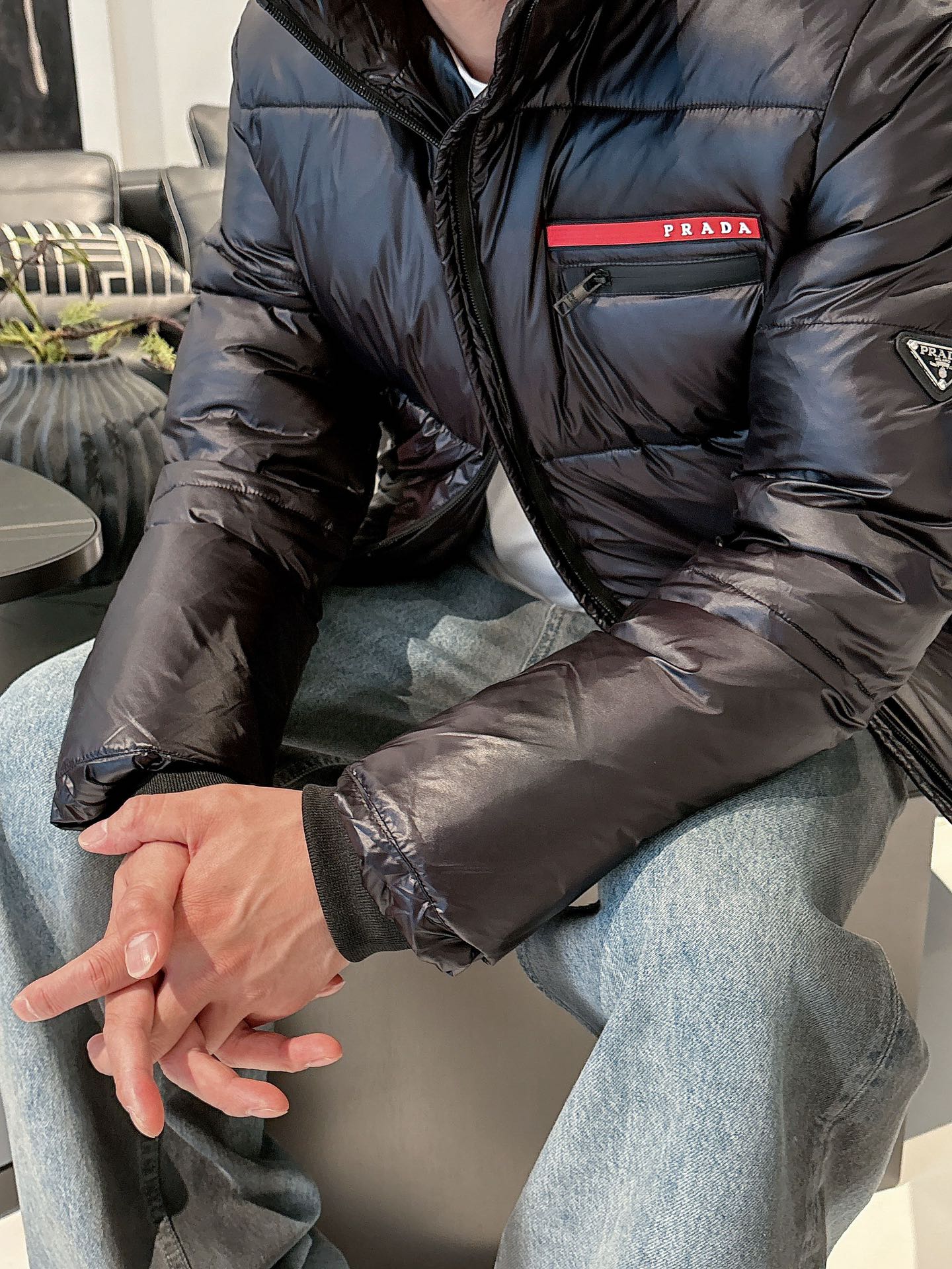 普拉达 官网款2025秋冬新款羽绒服。这款号称羽绒服届最高端的，全部90绒的三标齐全带着经典的Logo组