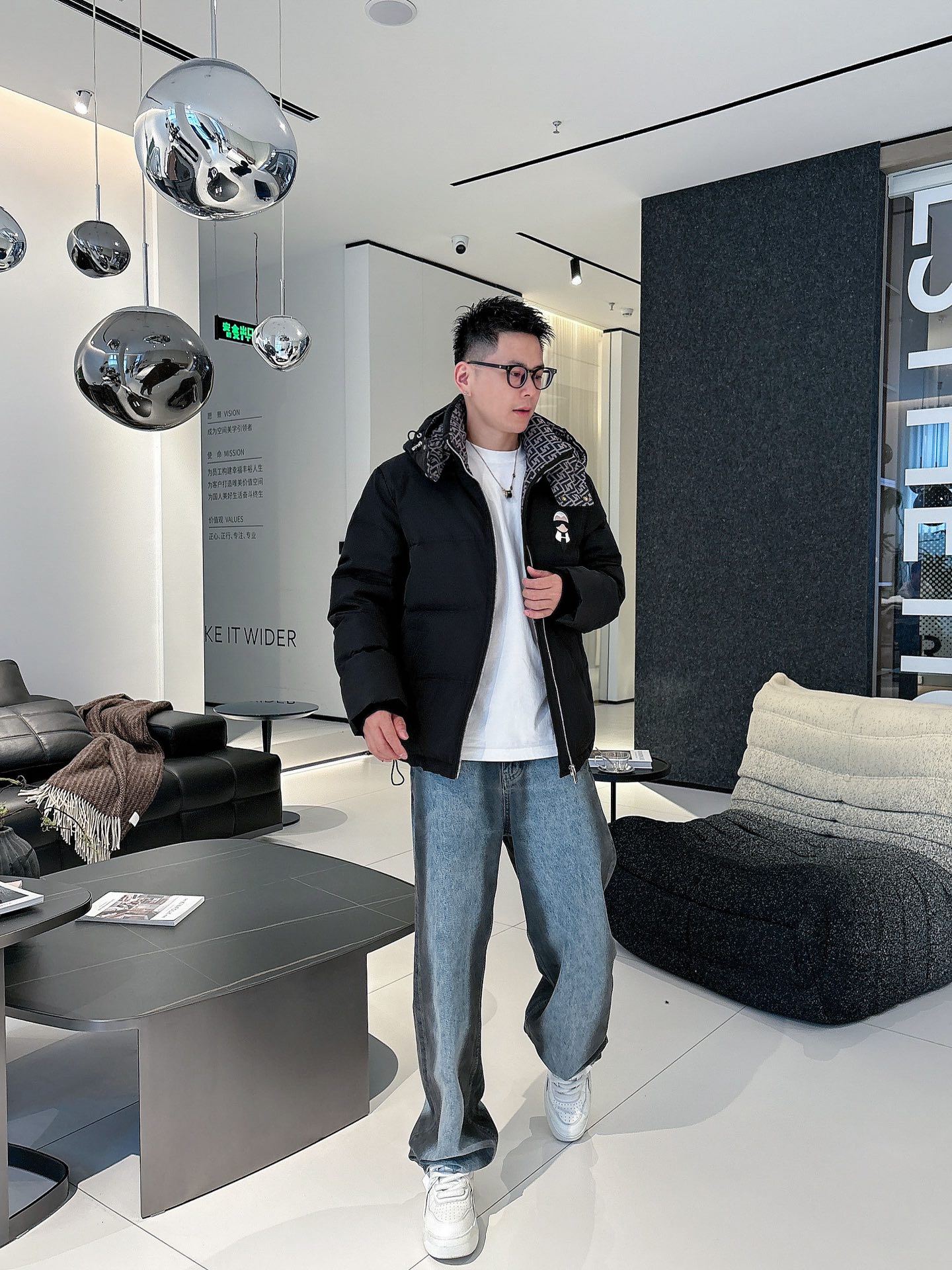 芬迪 官网款2025秋冬新款羽绒服。这款号称羽绒服届最高端的，全部90绒的三标齐全带着经典的Logo组合