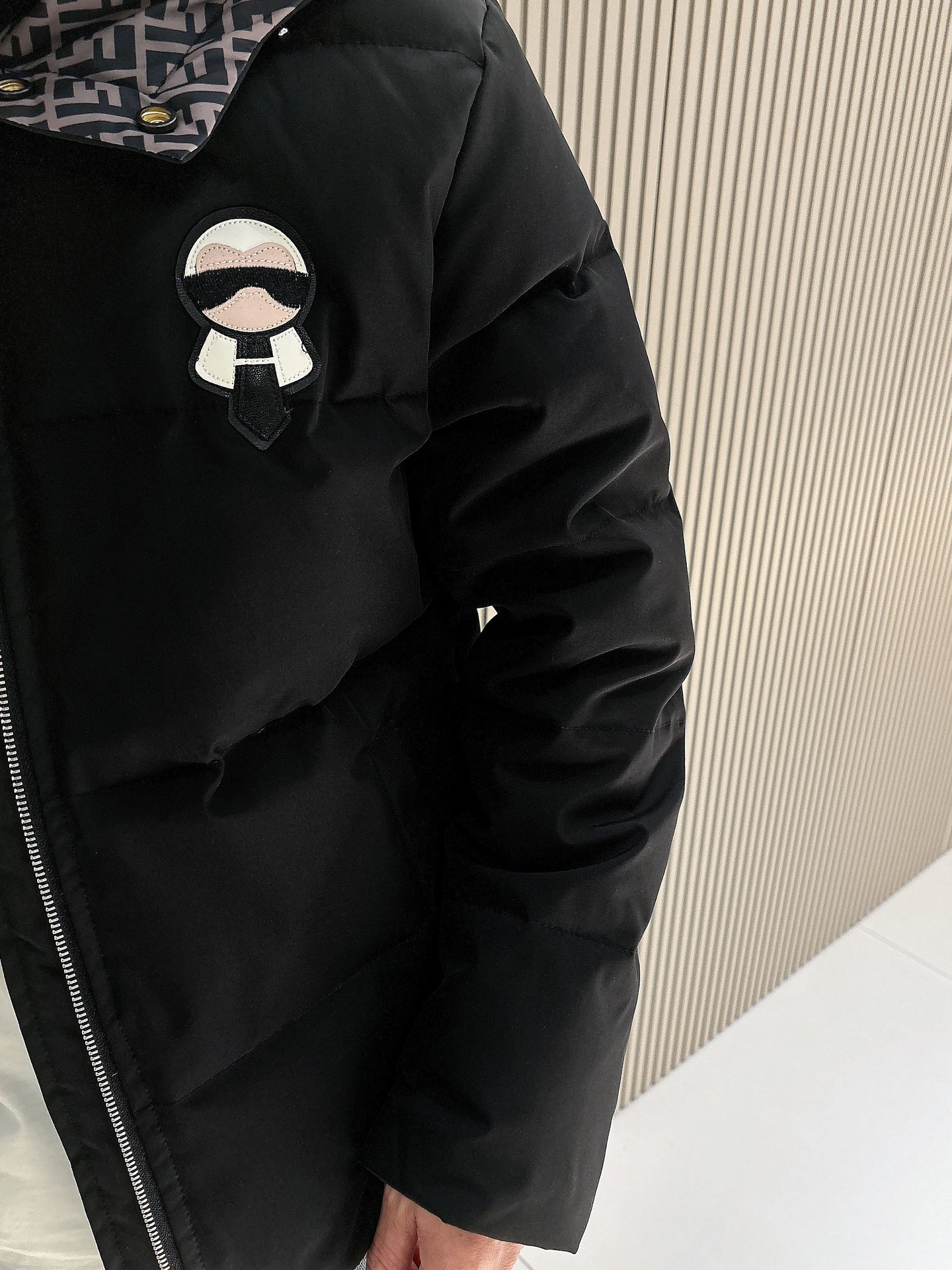 芬迪 官网款2025秋冬新款羽绒服。这款号称羽绒服届最高端的，全部90绒的三标齐全带着经典的Logo组合