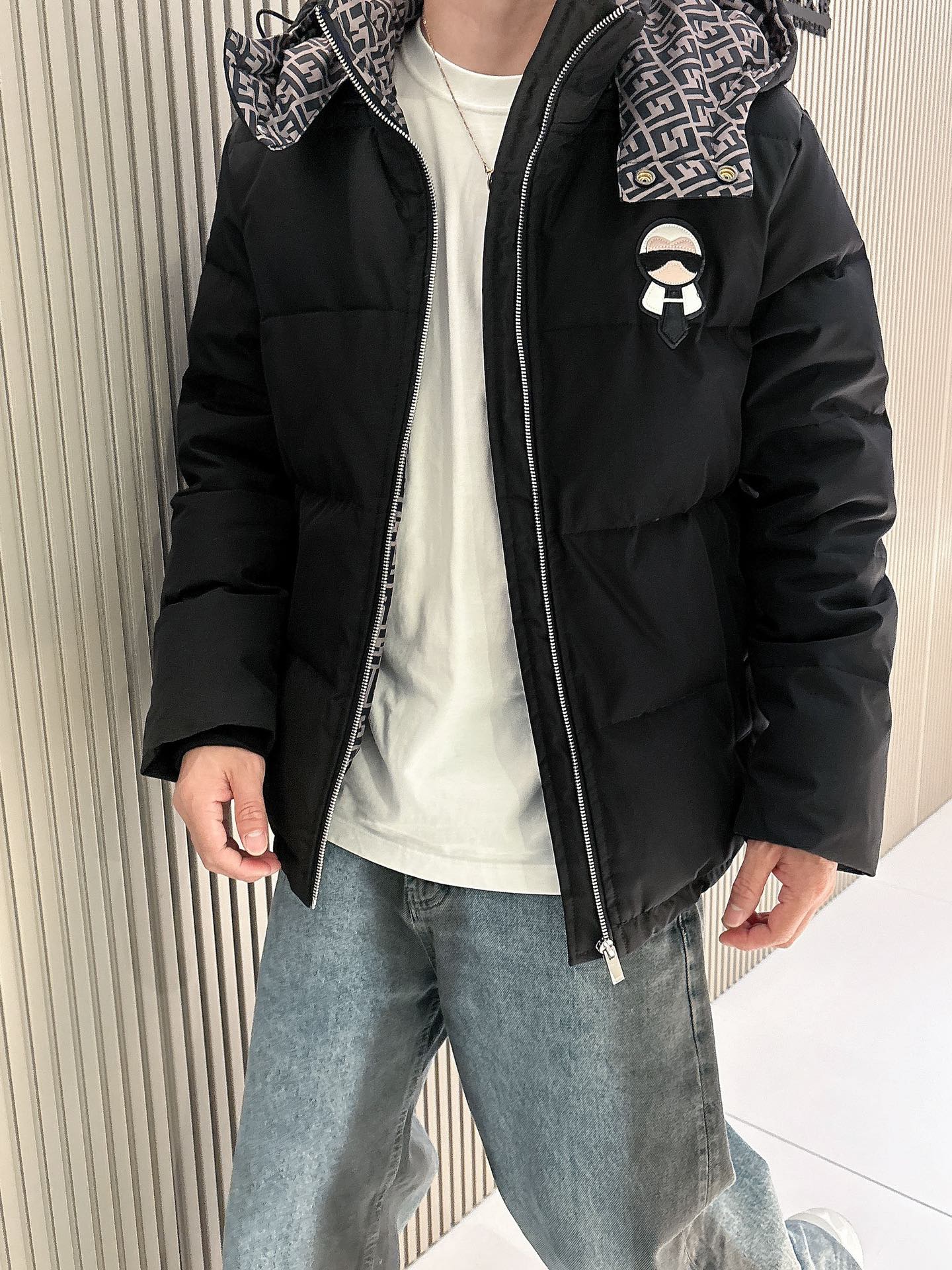 芬迪 官网款2025秋冬新款羽绒服。这款号称羽绒服届最高端的，全部90绒的三标齐全带着经典的Logo组合