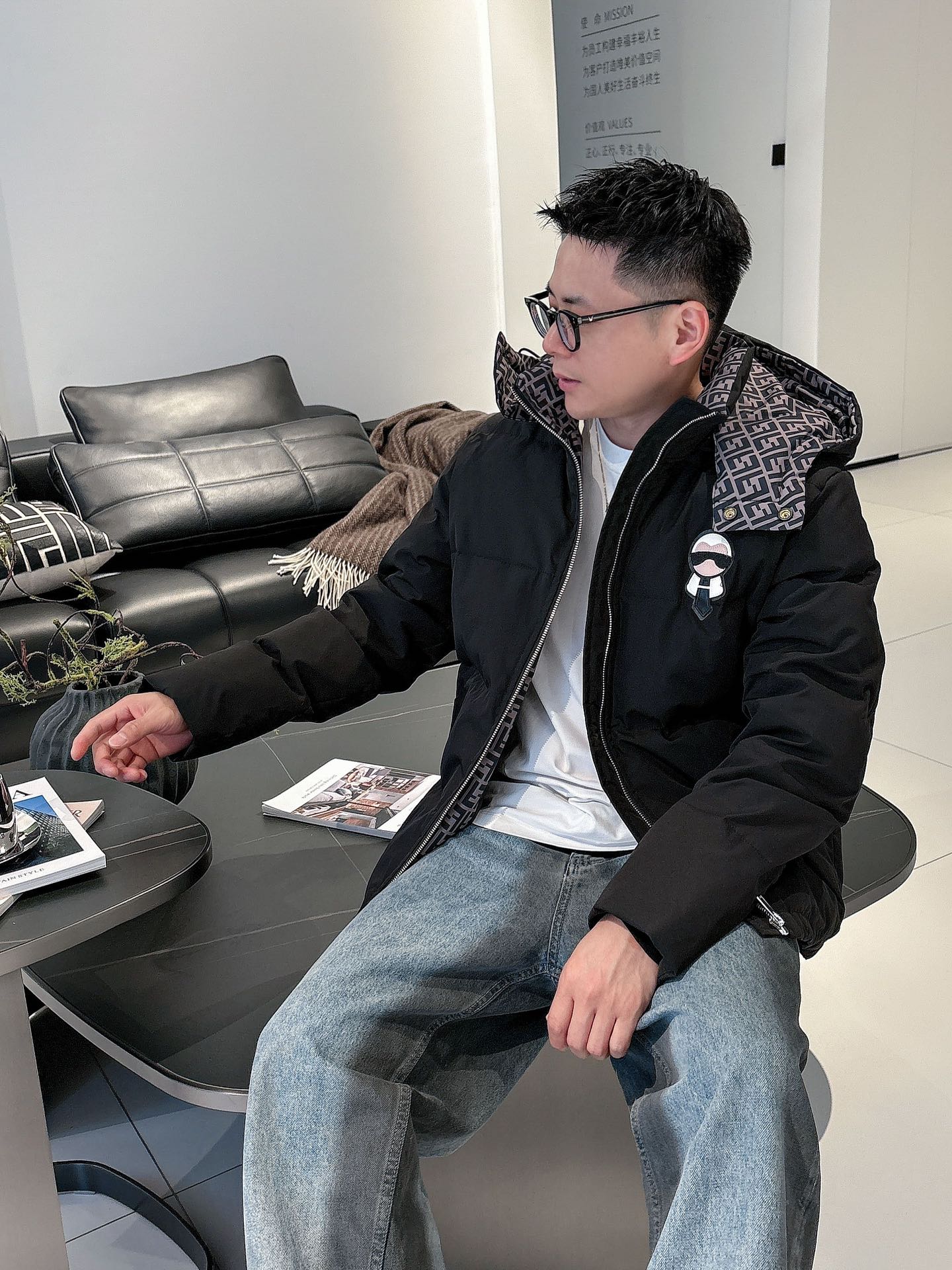 芬迪 官网款2025秋冬新款羽绒服。这款号称羽绒服届最高端的，全部90绒的三标齐全带着经典的Logo组合