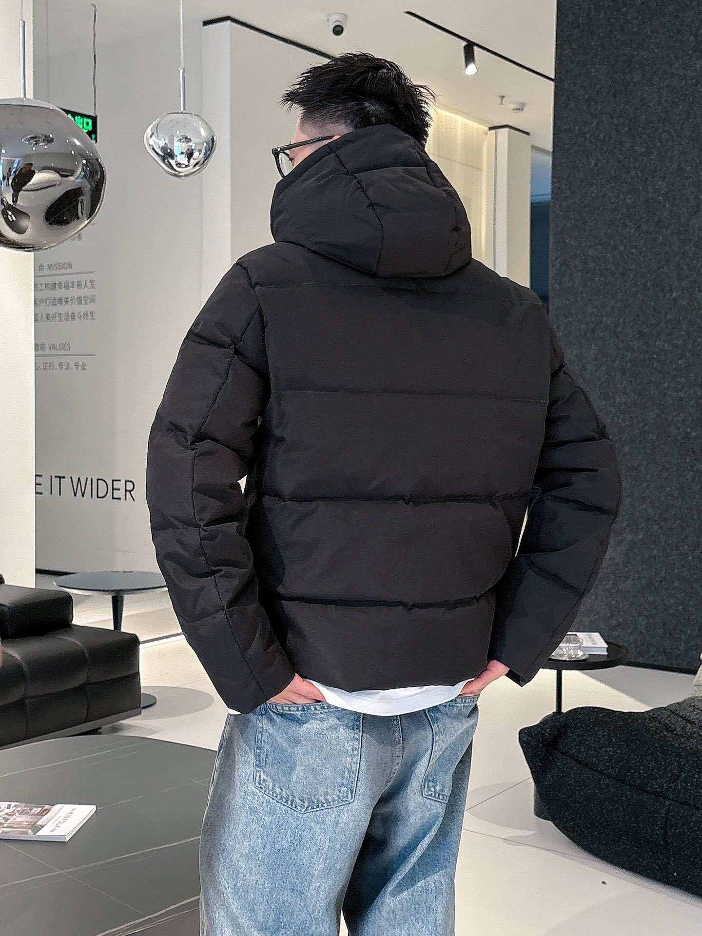 芬迪 官网款2025秋冬新款羽绒服。这款号称羽绒服届最高端的，全部90绒的三标齐全带着经典的Logo组合