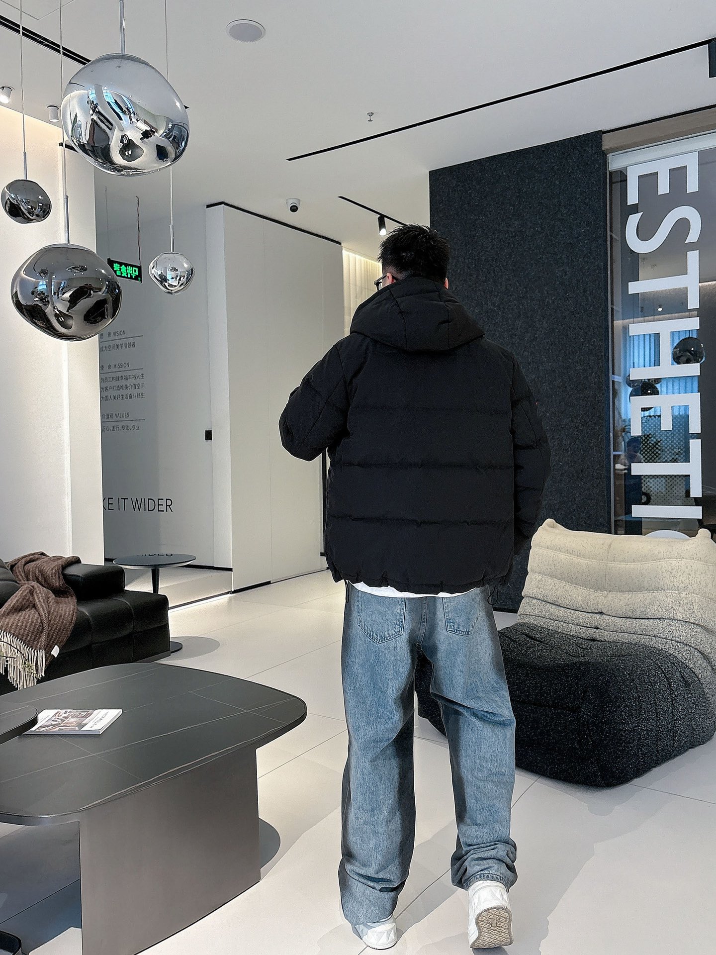 芬迪 官网款2025秋冬新款羽绒服。这款号称羽绒服届最高端的，全部90绒的三标齐全带着经典的Logo组合