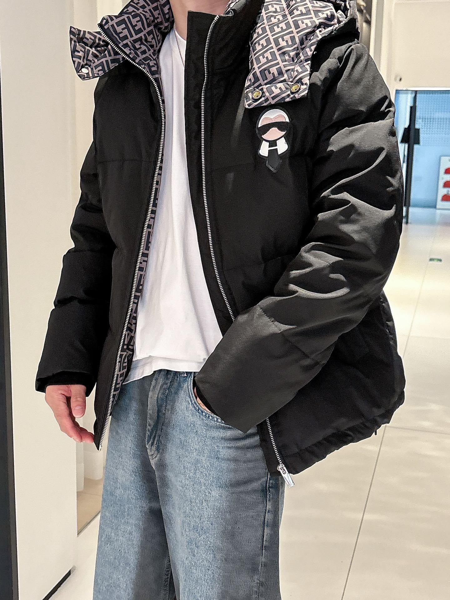 芬迪 官网款2025秋冬新款羽绒服。这款号称羽绒服届最高端的，全部90绒的三标齐全带着经典的Logo组合