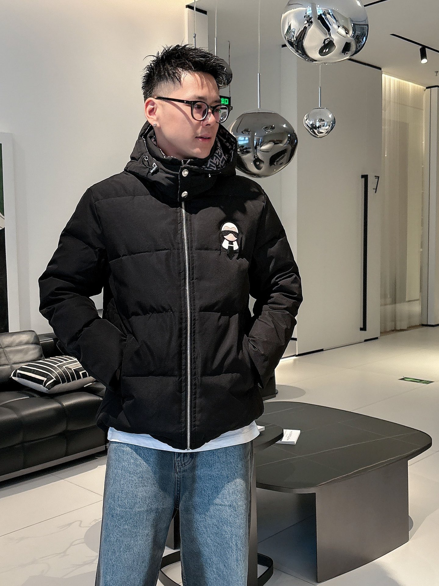 芬迪 官网款2025秋冬新款羽绒服。这款号称羽绒服届最高端的，全部90绒的三标齐全带着经典的Logo组合