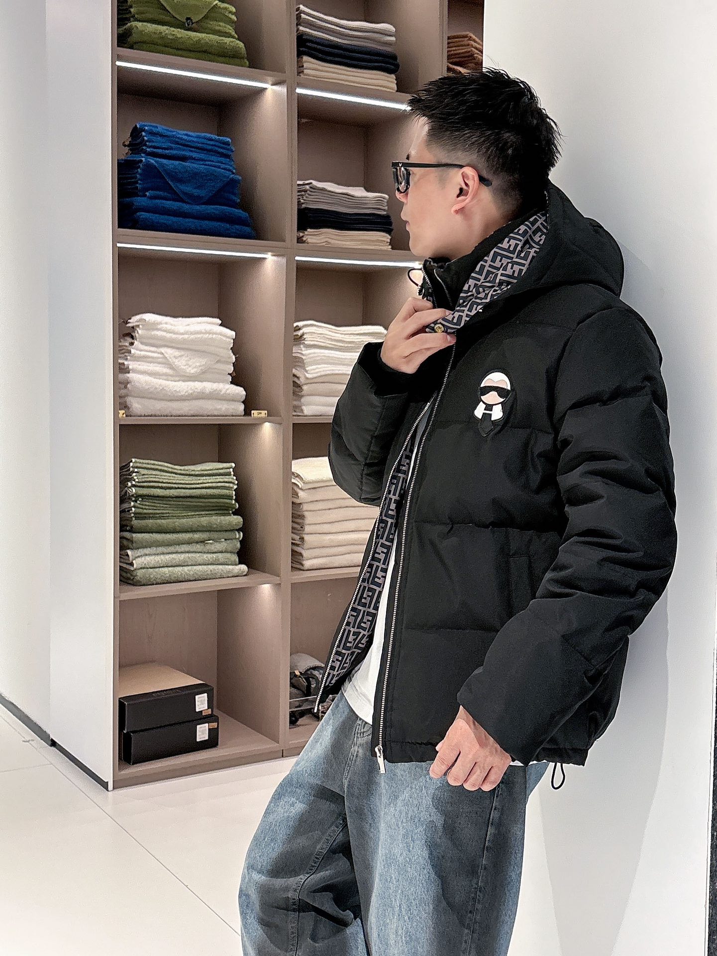 芬迪 官网款2025秋冬新款羽绒服。这款号称羽绒服届最高端的，全部90绒的三标齐全带着经典的Logo组合