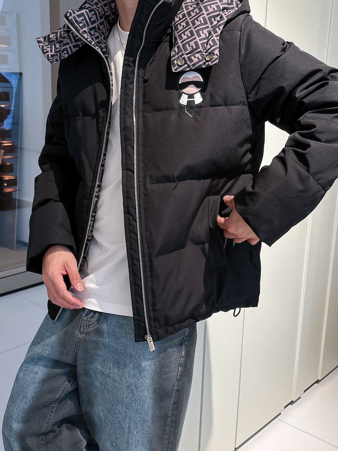 芬迪 官网款2025秋冬新款羽绒服。这款号称羽绒服届最高端的，全部90绒的三标齐全带着经典的Logo组合