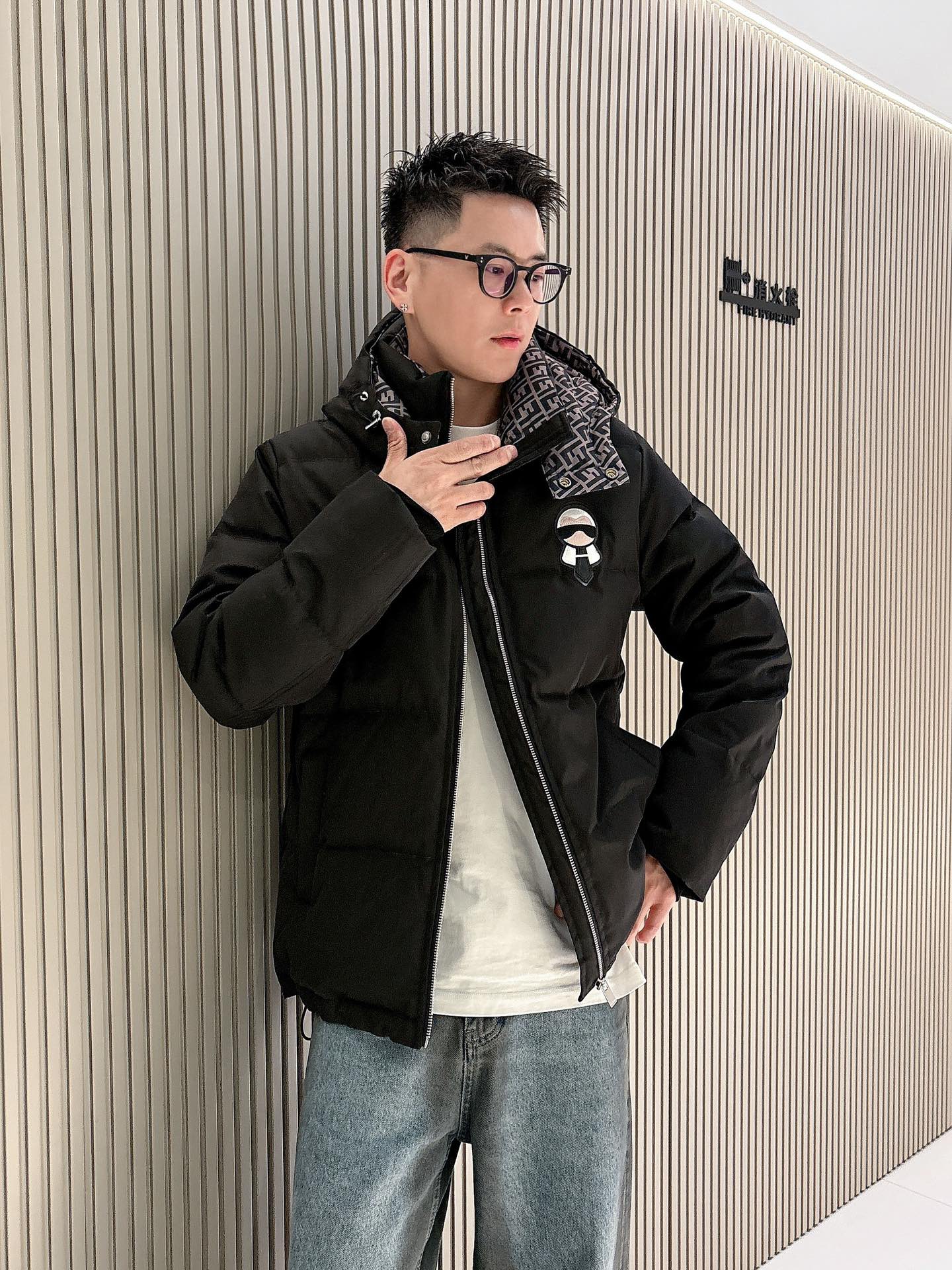 芬迪 官网款2025秋冬新款羽绒服。这款号称羽绒服届最高端的，全部90绒的三标齐全带着经典的Logo组合