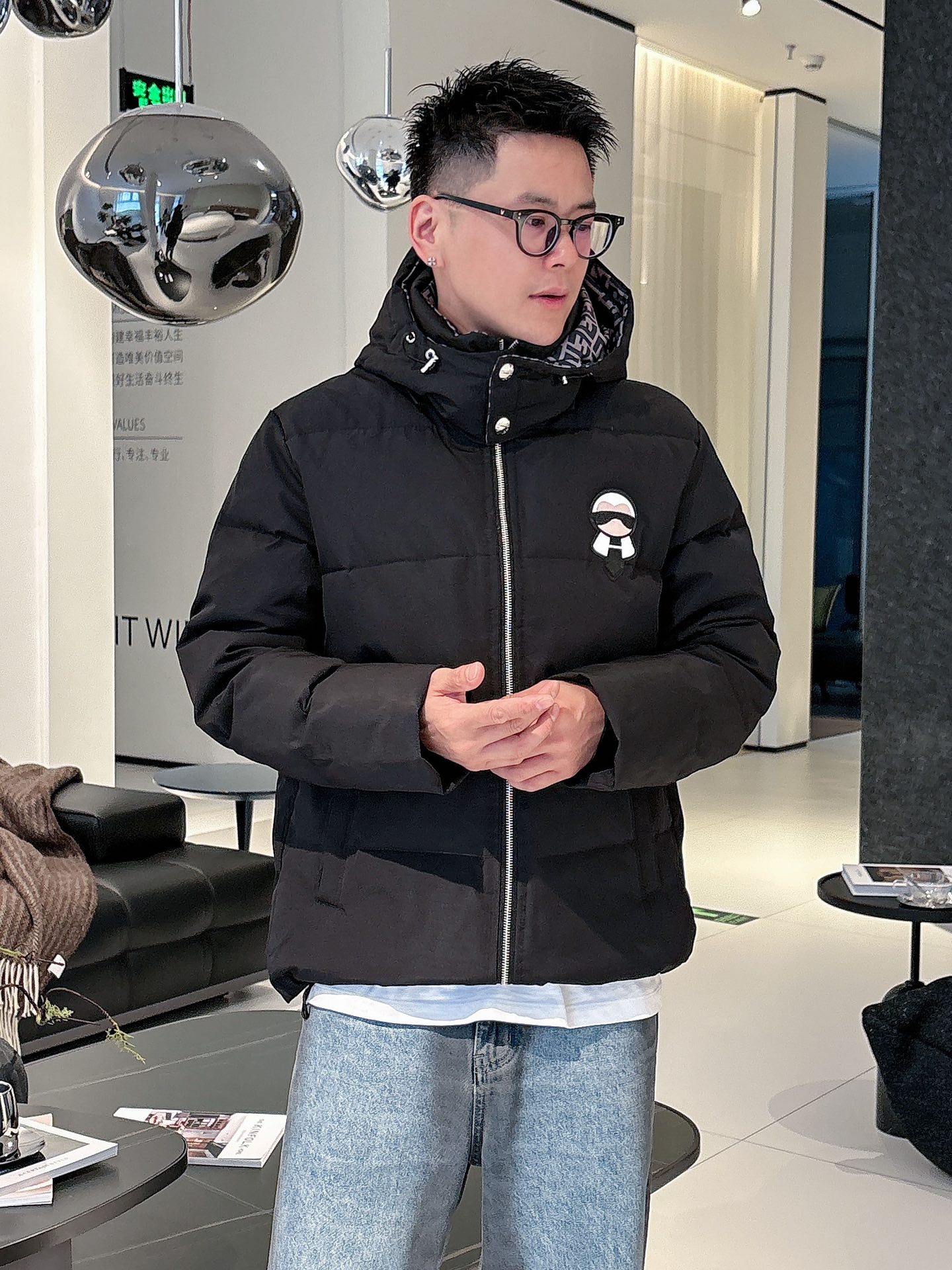 芬迪 官网款2025秋冬新款羽绒服。这款号称羽绒服届最高端的，全部90绒的三标齐全带着经典的Logo组合