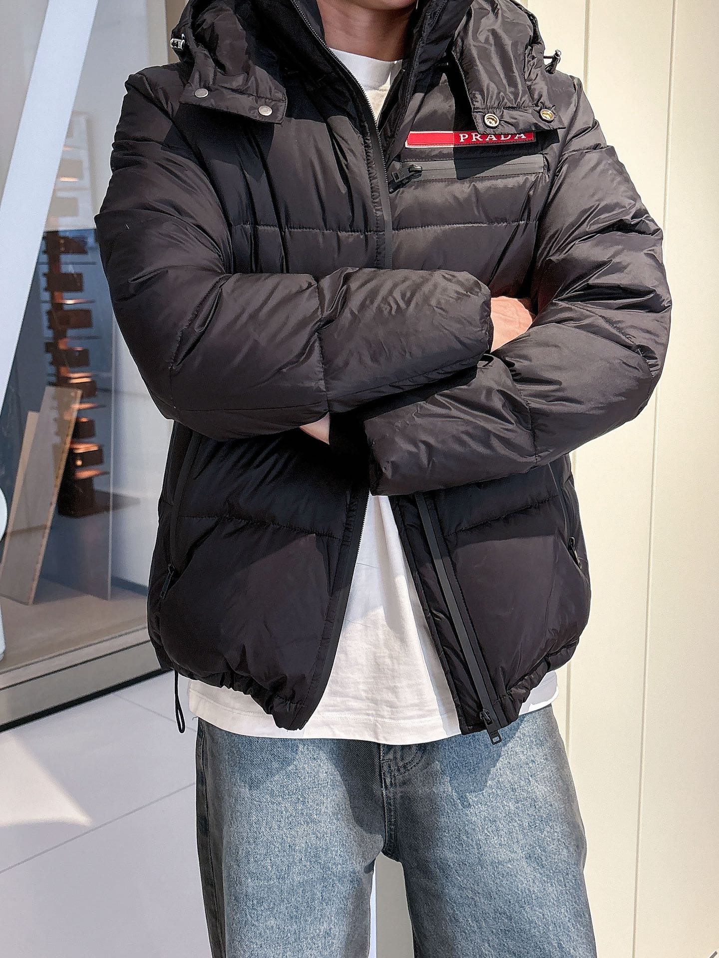 普拉达 官网款2025秋冬新款羽绒服。这款号称羽绒服届最高端的，全部90绒的三标齐全带着经典的Logo组