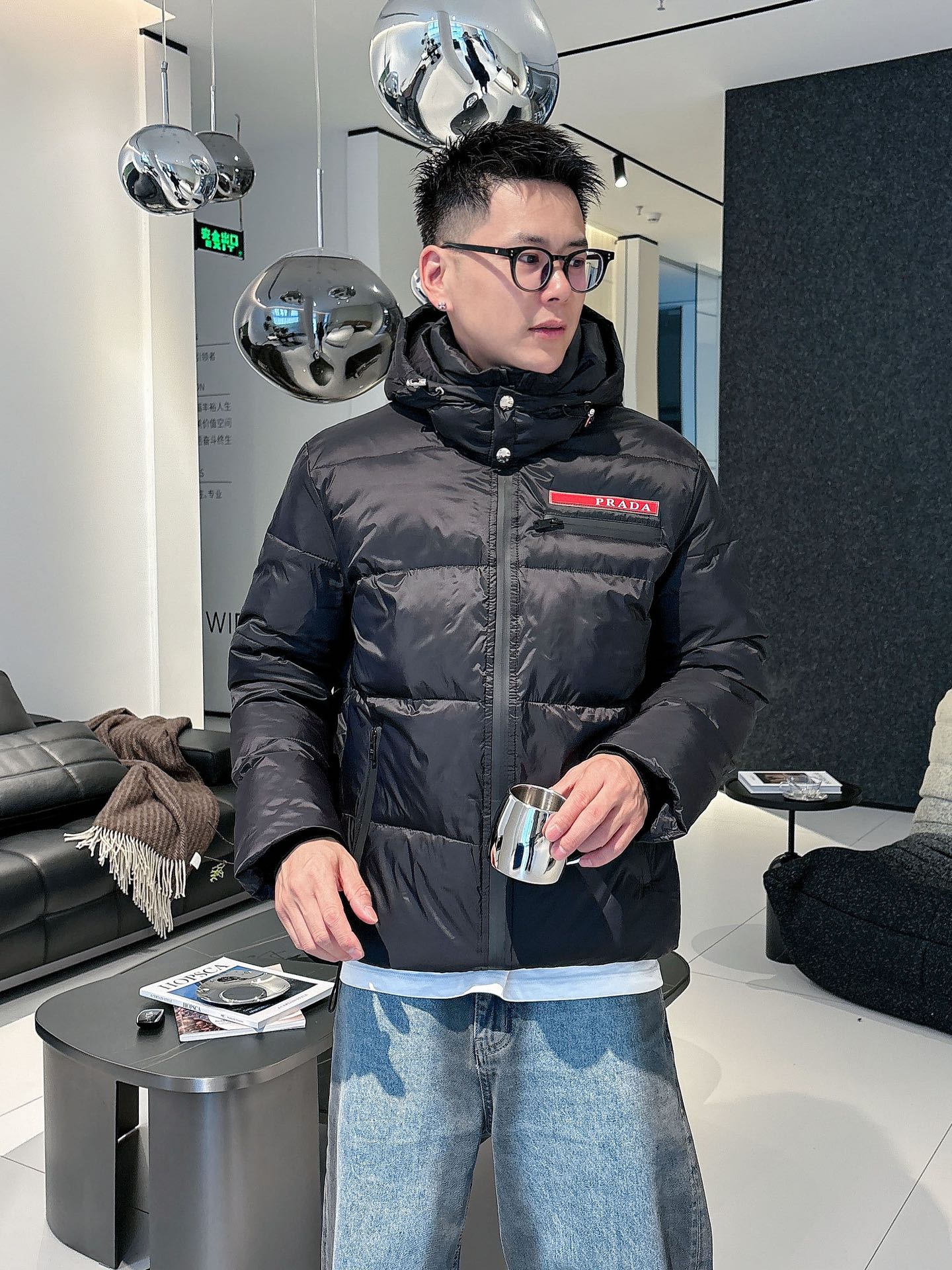 普拉达 官网款2025秋冬新款羽绒服。这款号称羽绒服届最高端的，全部90绒的三标齐全带着经典的Logo组