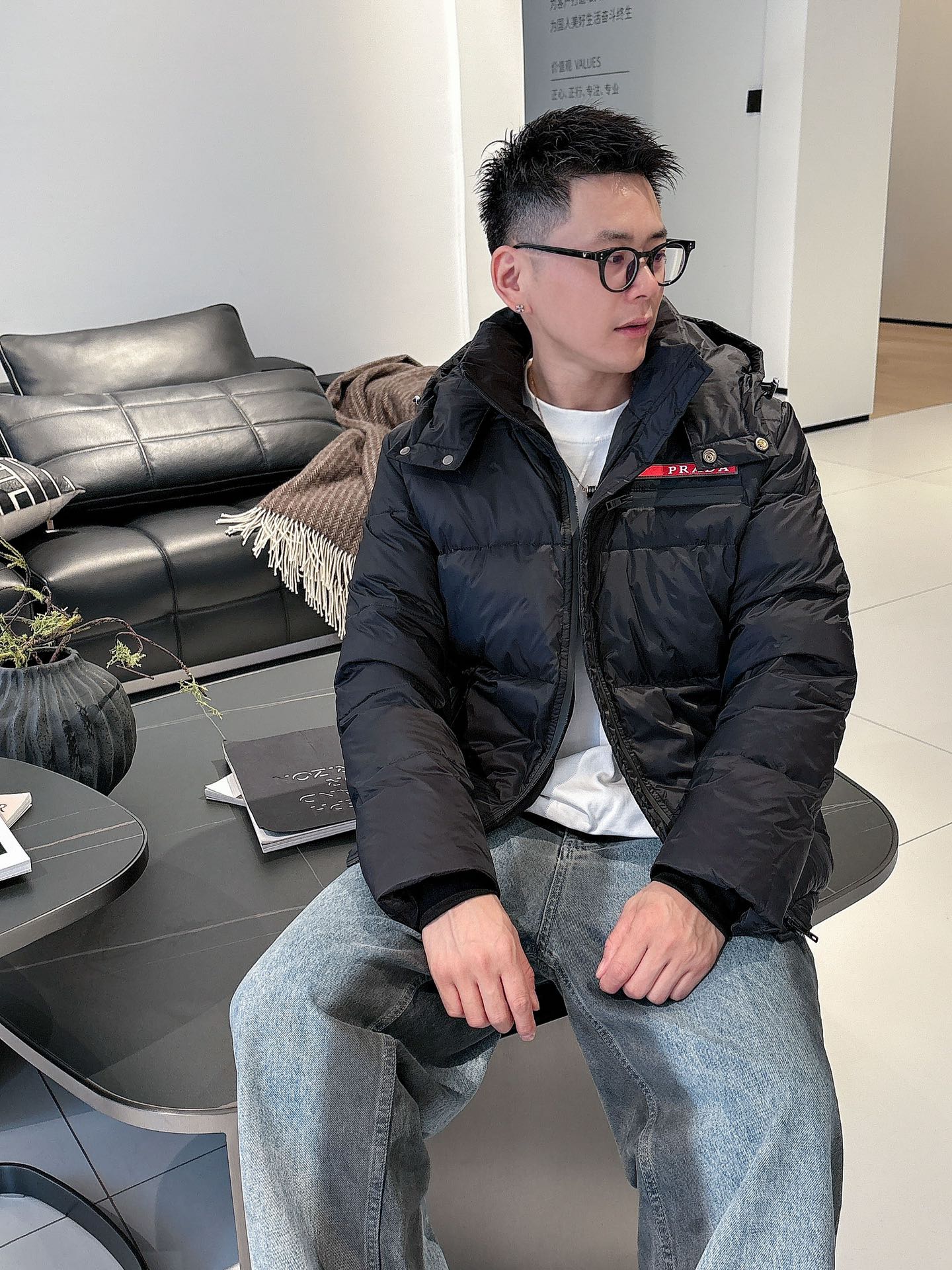 普拉达 官网款2025秋冬新款羽绒服。这款号称羽绒服届最高端的，全部90绒的三标齐全带着经典的Logo组