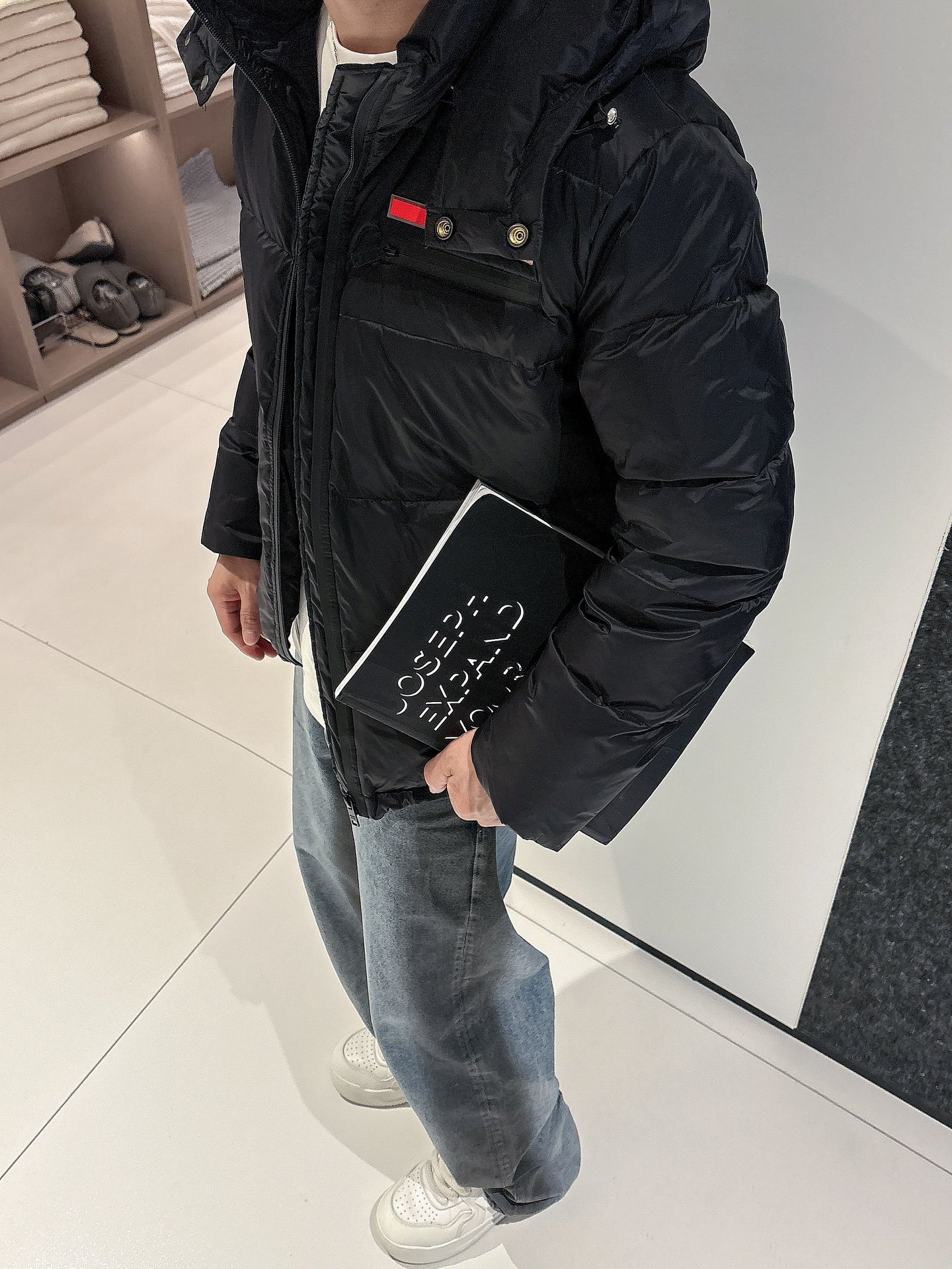 普拉达 官网款2025秋冬新款羽绒服。这款号称羽绒服届最高端的，全部90绒的三标齐全带着经典的Logo组