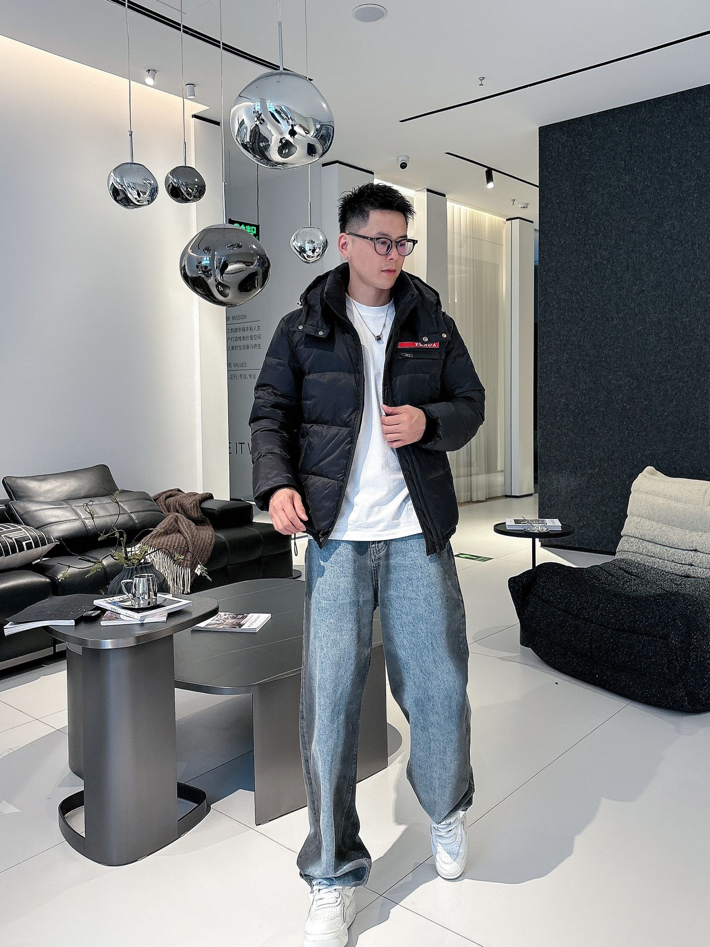 普拉达 官网款2025秋冬新款羽绒服。这款号称羽绒服届最高端的，全部90绒的三标齐全带着经典的Logo组