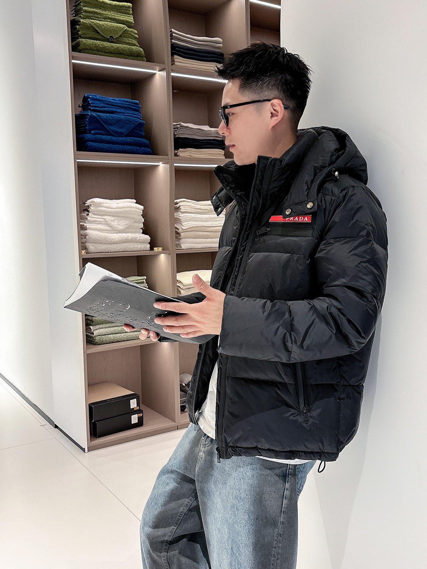 普拉达 官网款2025秋冬新款羽绒服。这款号称羽绒服届最高端的，全部90绒的三标齐全带着经典的Logo组