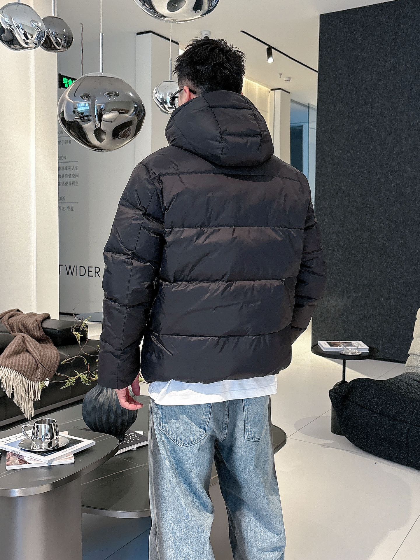 普拉达 官网款2025秋冬新款羽绒服。这款号称羽绒服届最高端的，全部90绒的三标齐全带着经典的Logo组