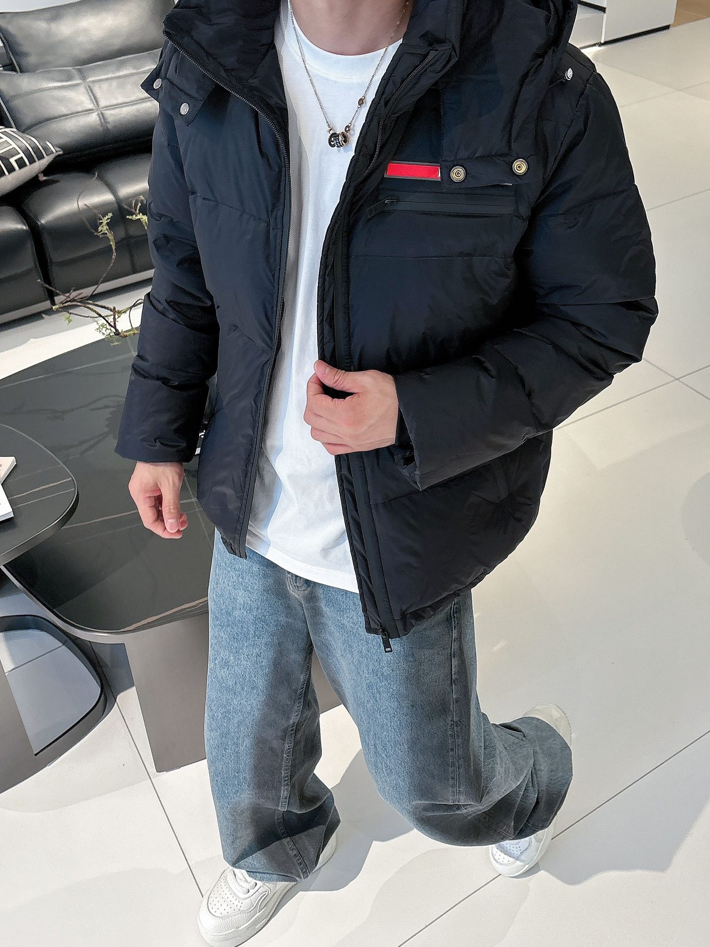 普拉达 官网款2025秋冬新款羽绒服。这款号称羽绒服届最高端的，全部90绒的三标齐全带着经典的Logo组