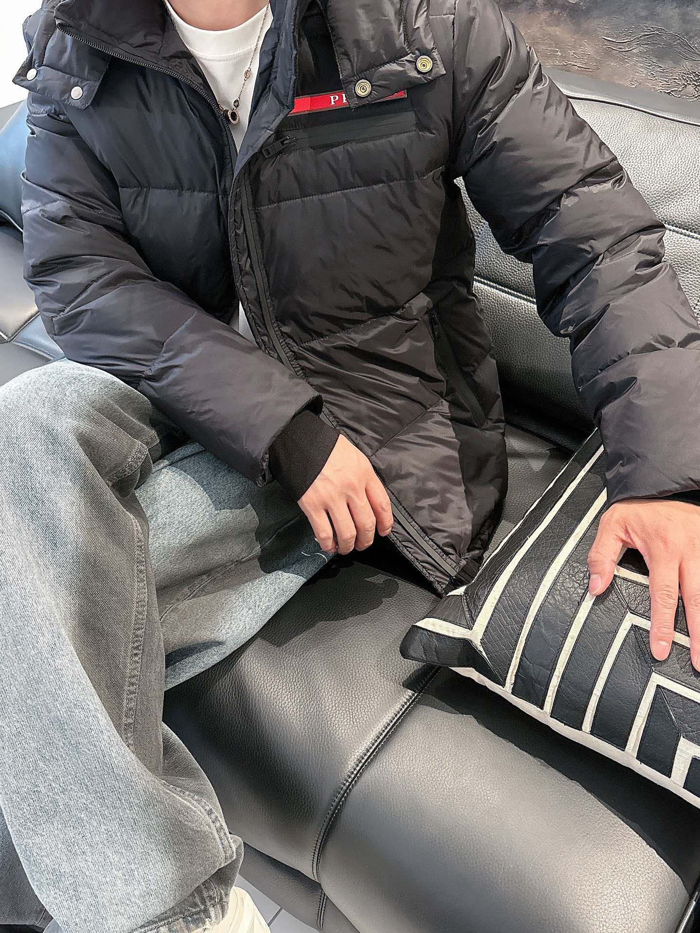 普拉达 官网款2025秋冬新款羽绒服。这款号称羽绒服届最高端的，全部90绒的三标齐全带着经典的Logo组