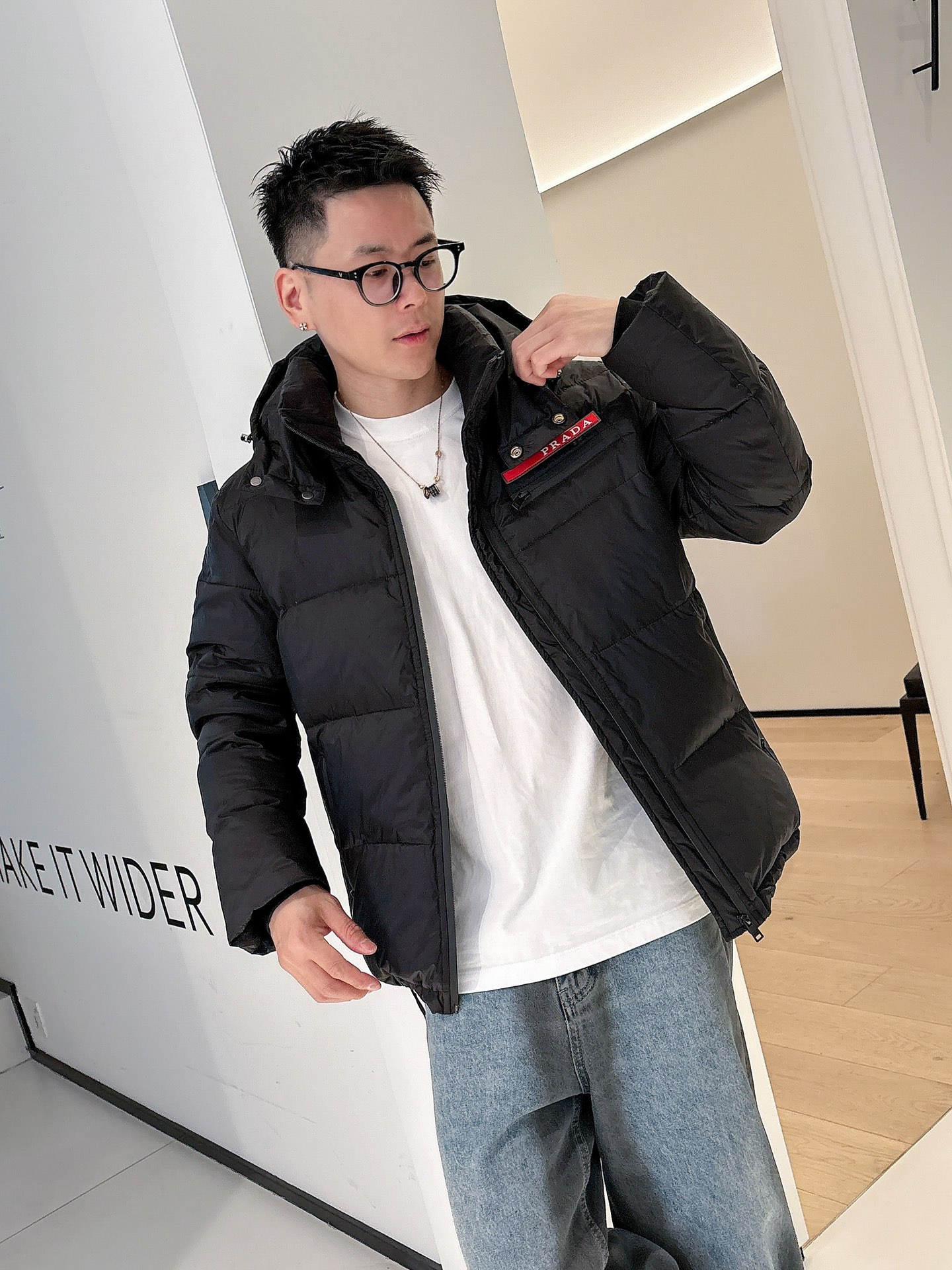 普拉达 官网款2025秋冬新款羽绒服。这款号称羽绒服届最高端的，全部90绒的三标齐全带着经典的Logo组