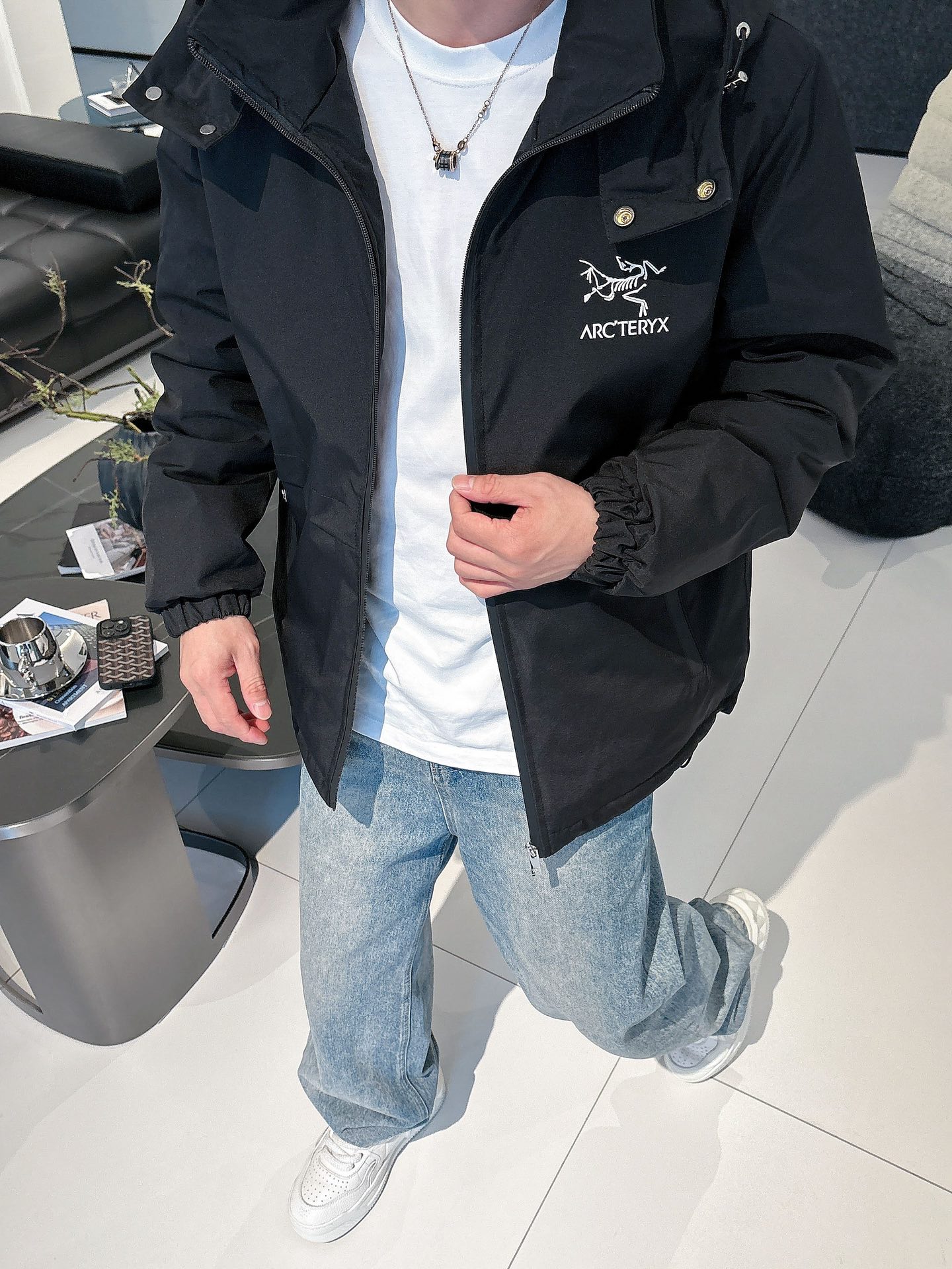 始祖鸟 官网款2025秋冬新款羽绒服。这款号称羽绒服届最高端的，全部90绒的三标齐全带着经典的Logo组