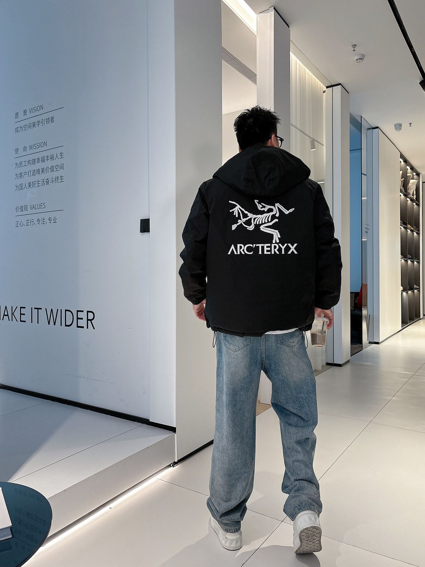 始祖鸟 官网款2025秋冬新款羽绒服。这款号称羽绒服届最高端的，全部90绒的三标齐全带着经典的Logo组