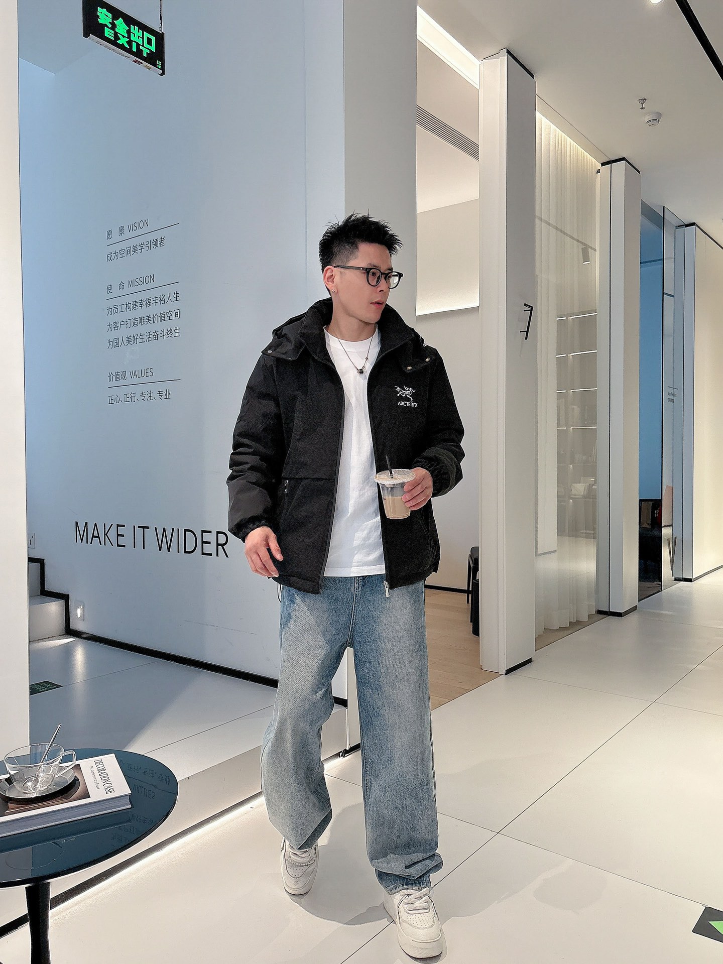 始祖鸟 官网款2025秋冬新款羽绒服。这款号称羽绒服届最高端的，全部90绒的三标齐全带着经典的Logo组