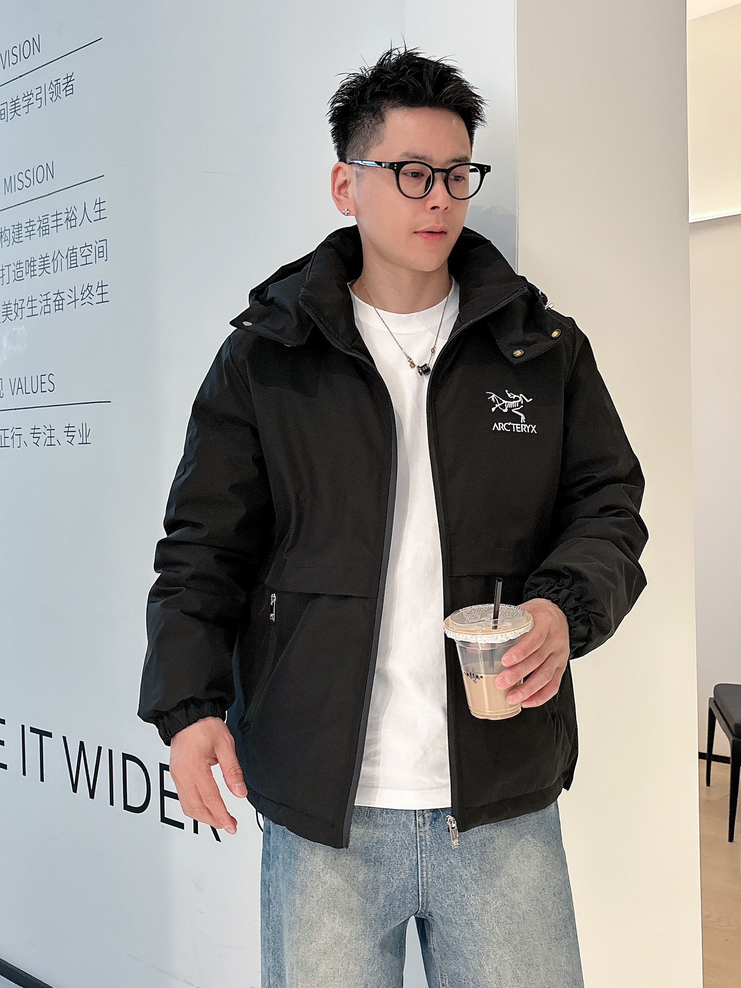 始祖鸟 官网款2025秋冬新款羽绒服。这款号称羽绒服届最高端的，全部90绒的三标齐全带着经典的Logo组