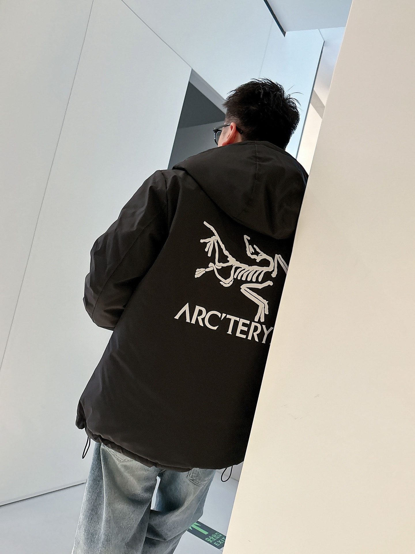 始祖鸟 官网款2025秋冬新款羽绒服。这款号称羽绒服届最高端的，全部90绒的三标齐全带着经典的Logo组