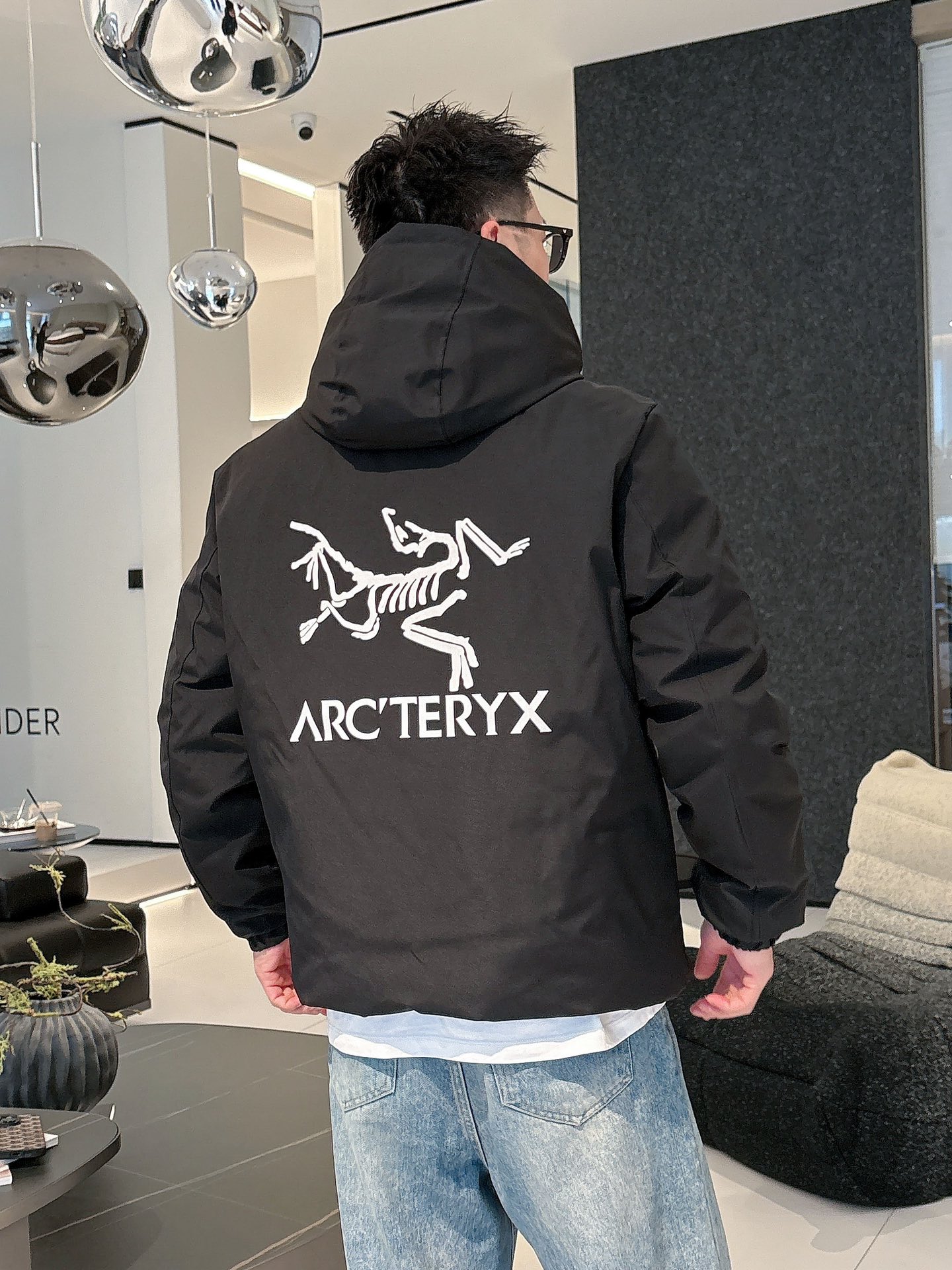 始祖鸟 官网款2025秋冬新款羽绒服。这款号称羽绒服届最高端的，全部90绒的三标齐全带着经典的Logo组