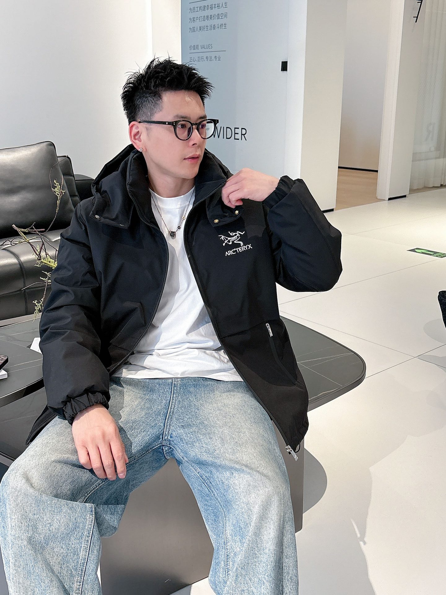 始祖鸟 官网款2025秋冬新款羽绒服。这款号称羽绒服届最高端的，全部90绒的三标齐全带着经典的Logo组