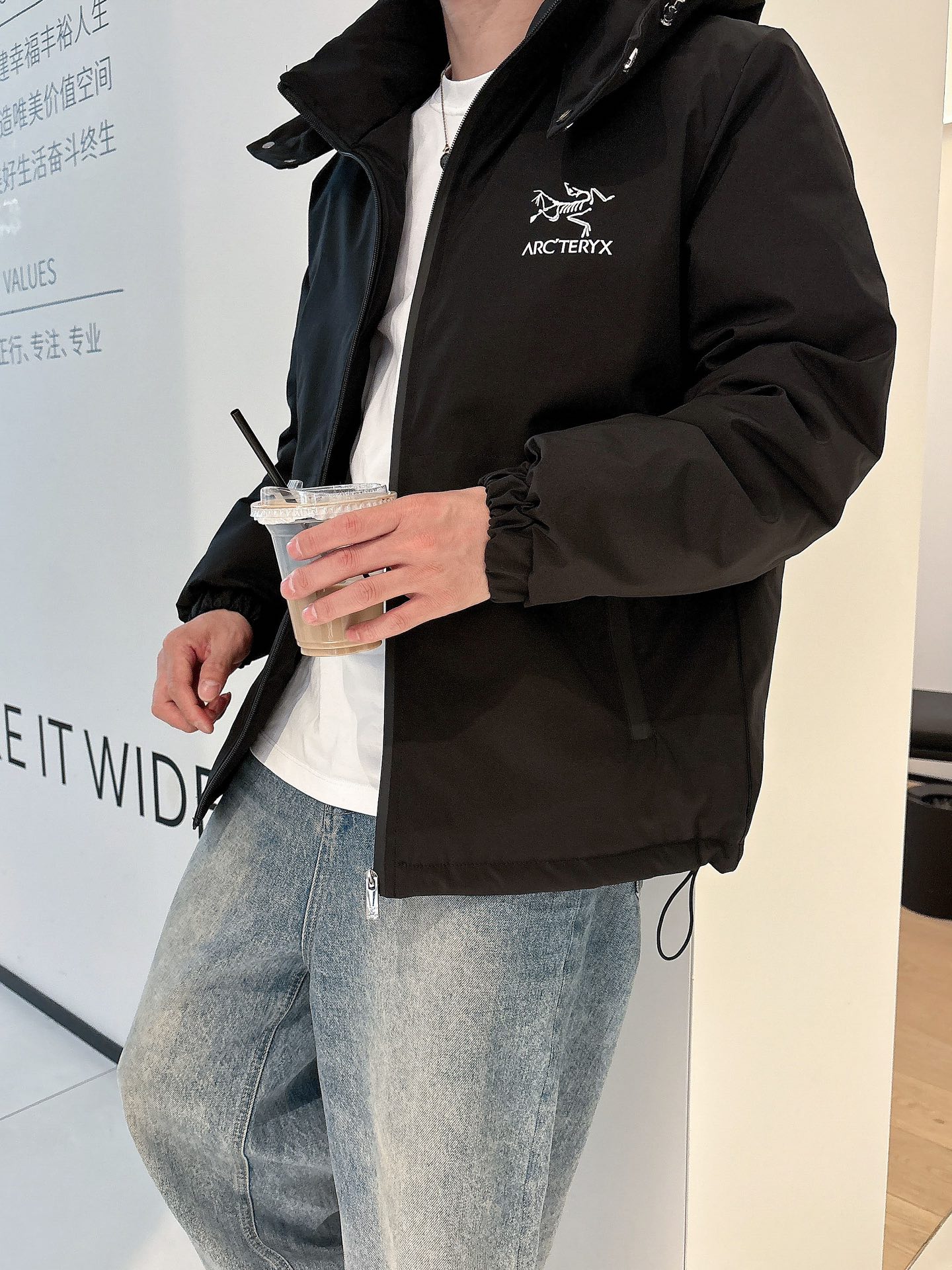 始祖鸟 官网款2025秋冬新款羽绒服。这款号称羽绒服届最高端的，全部90绒的三标齐全带着经典的Logo组