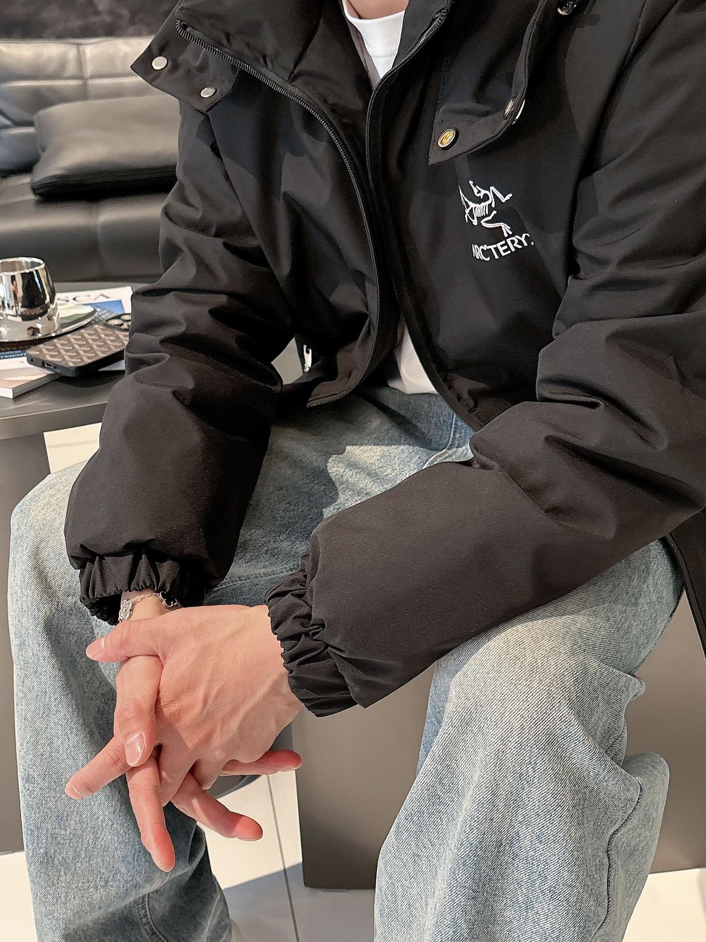 始祖鸟 官网款2025秋冬新款羽绒服。这款号称羽绒服届最高端的，全部90绒的三标齐全带着经典的Logo组