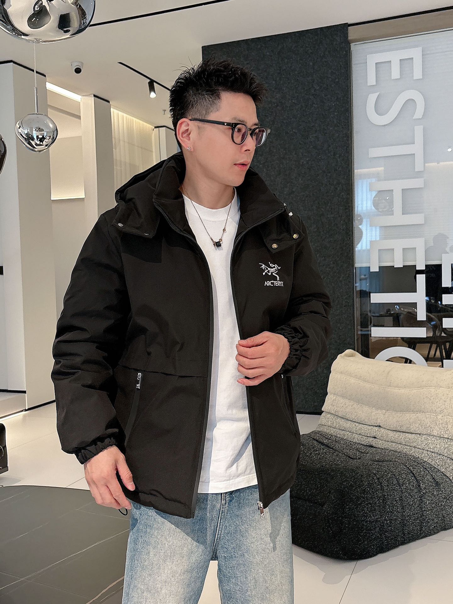 始祖鸟 官网款2025秋冬新款羽绒服。这款号称羽绒服届最高端的，全部90绒的三标齐全带着经典的Logo组