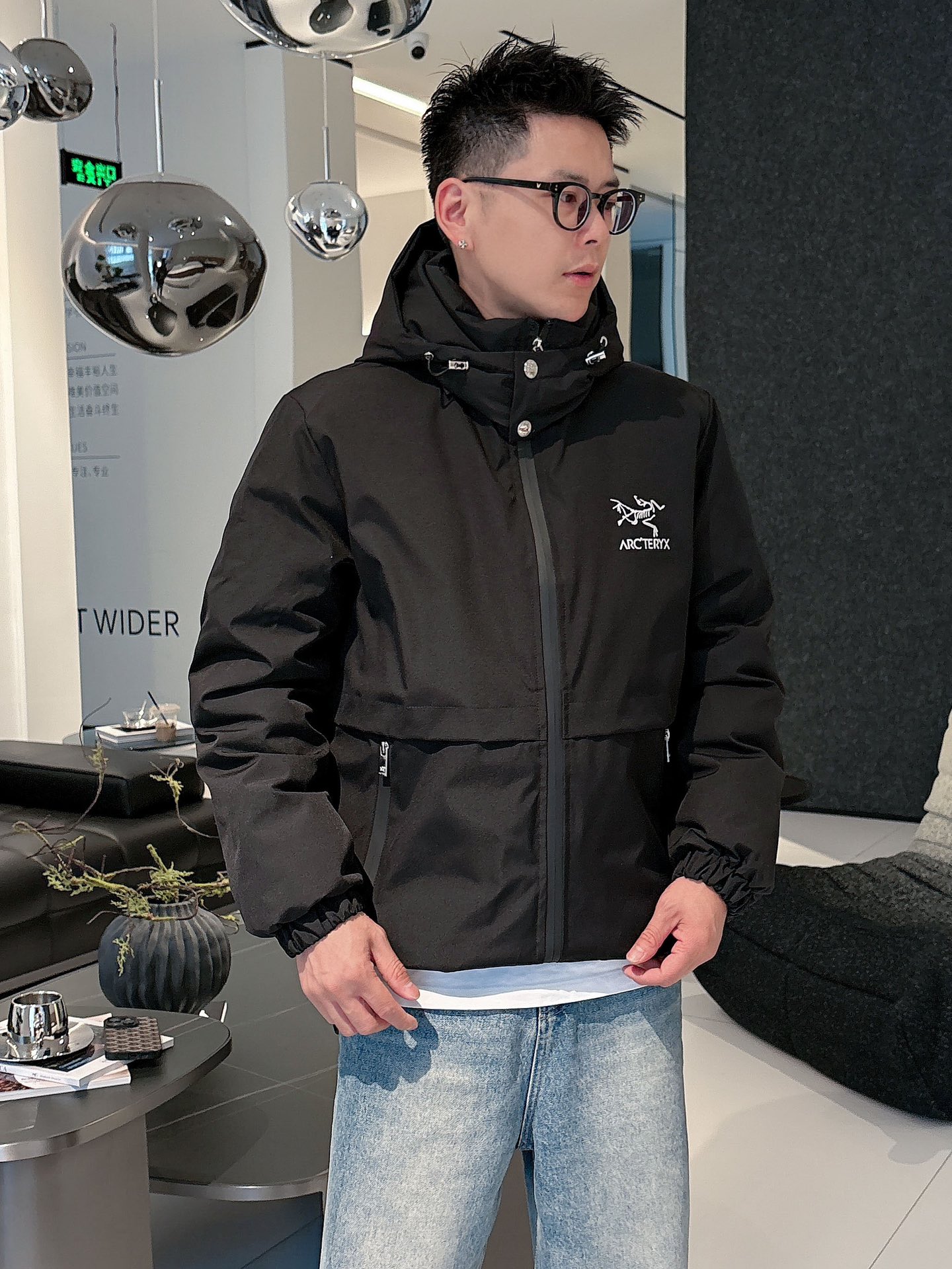 始祖鸟 官网款2025秋冬新款羽绒服。这款号称羽绒服届最高端的，全部90绒的三标齐全带着经典的Logo组