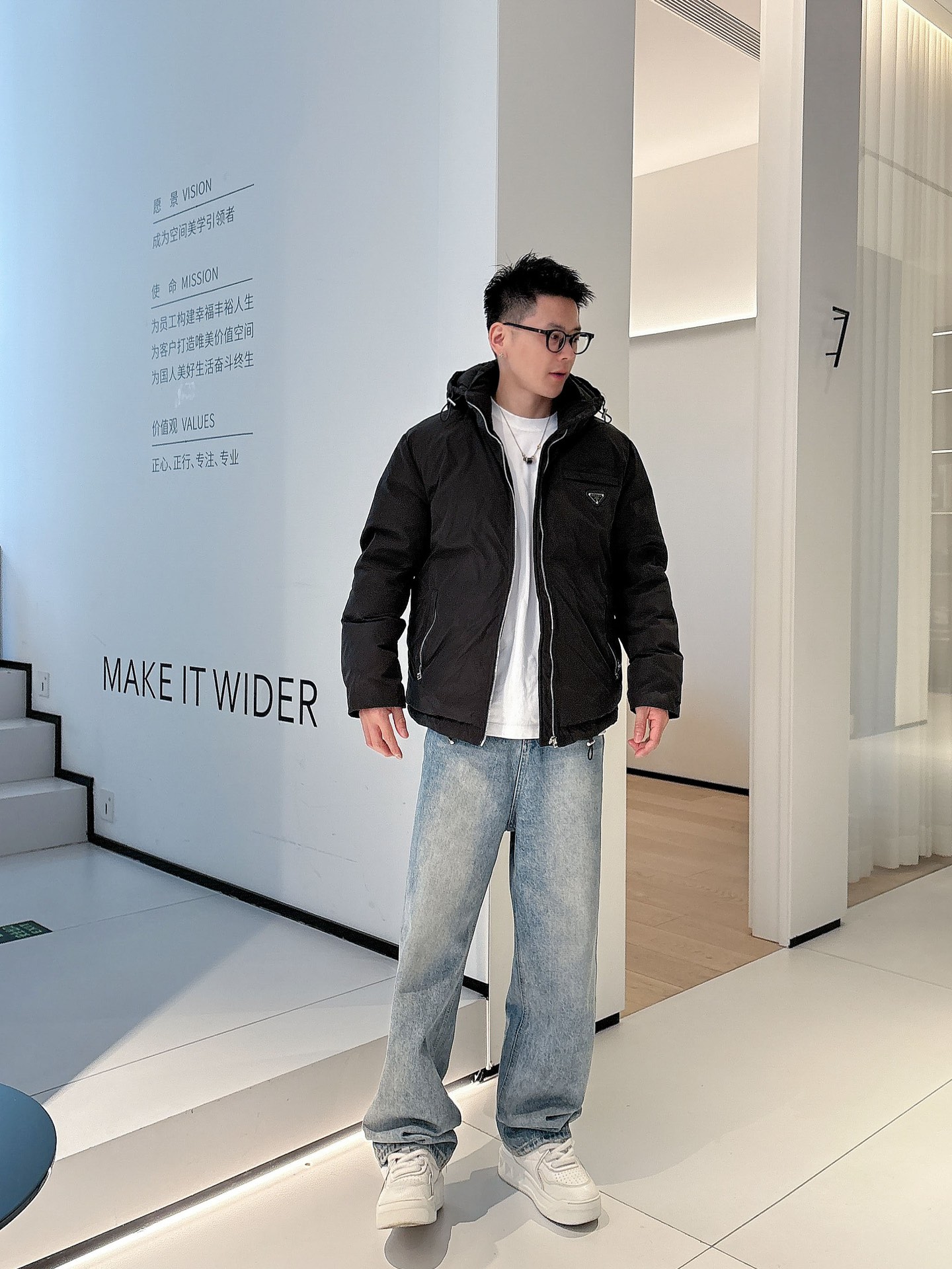 普拉达 官网款2025秋冬新款羽绒服。这款号称羽绒服届最高端的，全部90绒的三标齐全带着经典的Logo组