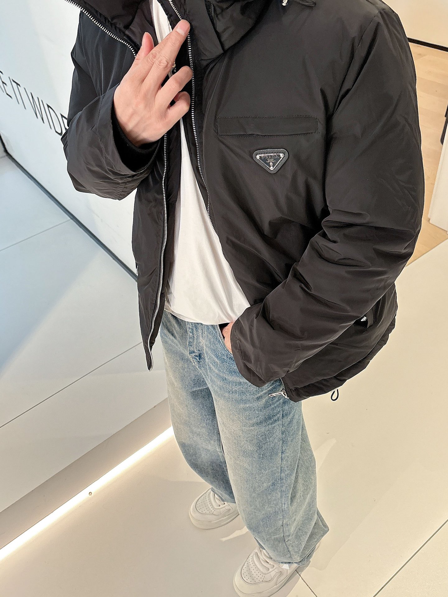 普拉达 官网款2025秋冬新款羽绒服。这款号称羽绒服届最高端的，全部90绒的三标齐全带着经典的Logo组