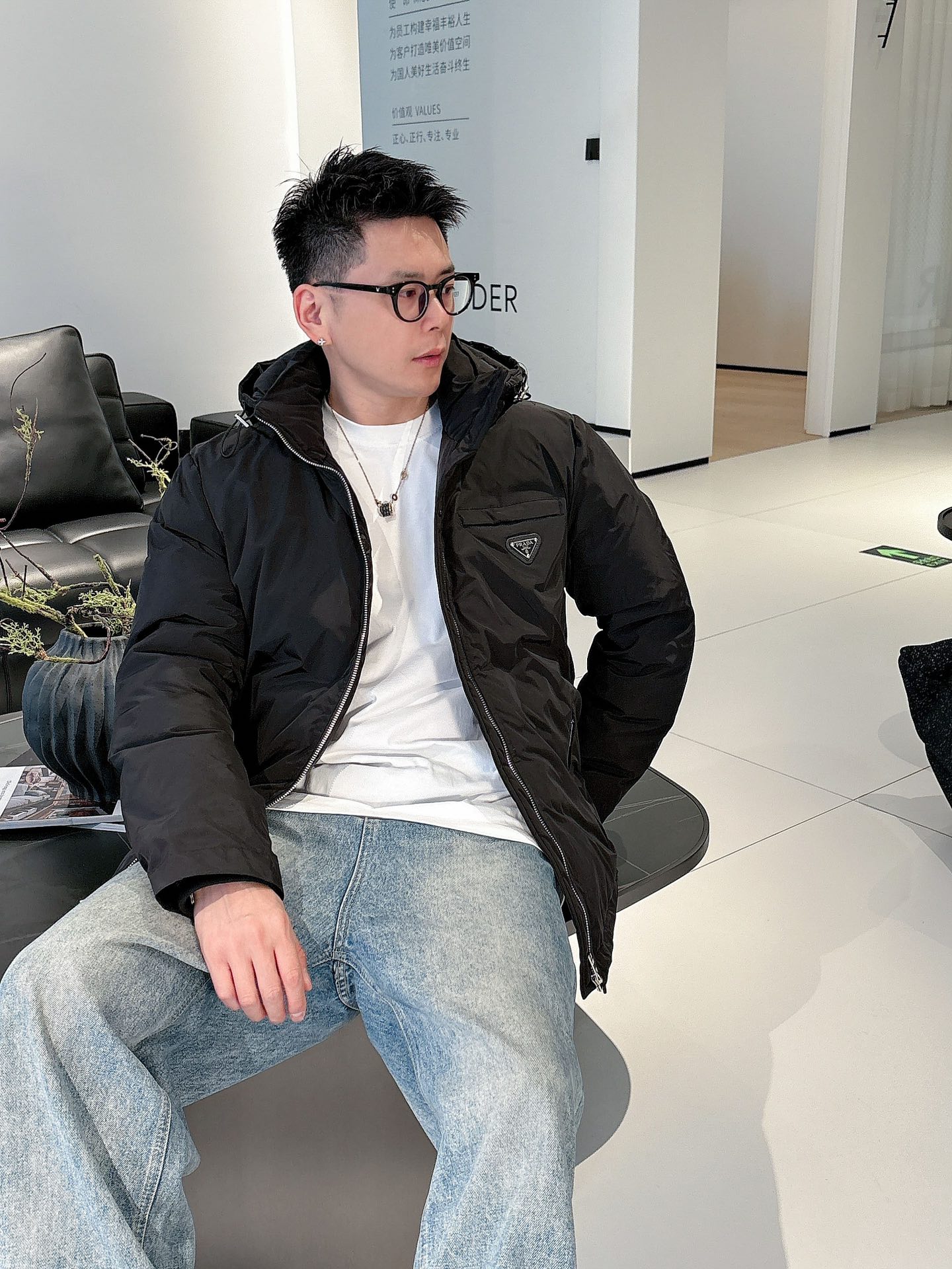 普拉达 官网款2025秋冬新款羽绒服。这款号称羽绒服届最高端的，全部90绒的三标齐全带着经典的Logo组