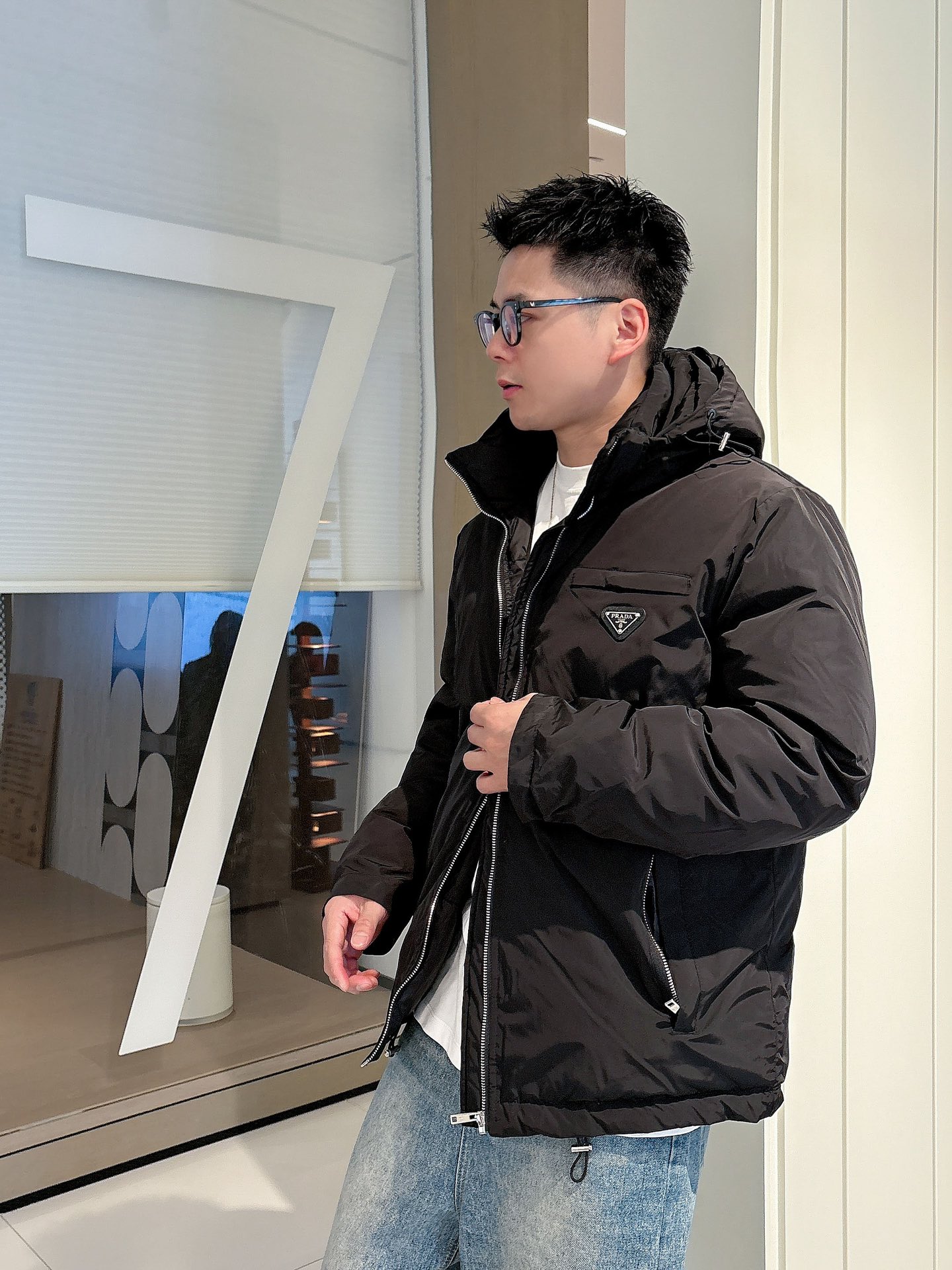 普拉达 官网款2025秋冬新款羽绒服。这款号称羽绒服届最高端的，全部90绒的三标齐全带着经典的Logo组