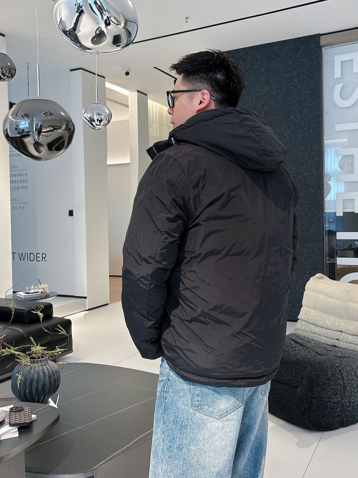 普拉达 官网款2025秋冬新款羽绒服。这款号称羽绒服届最高端的，全部90绒的三标齐全带着经典的Logo组