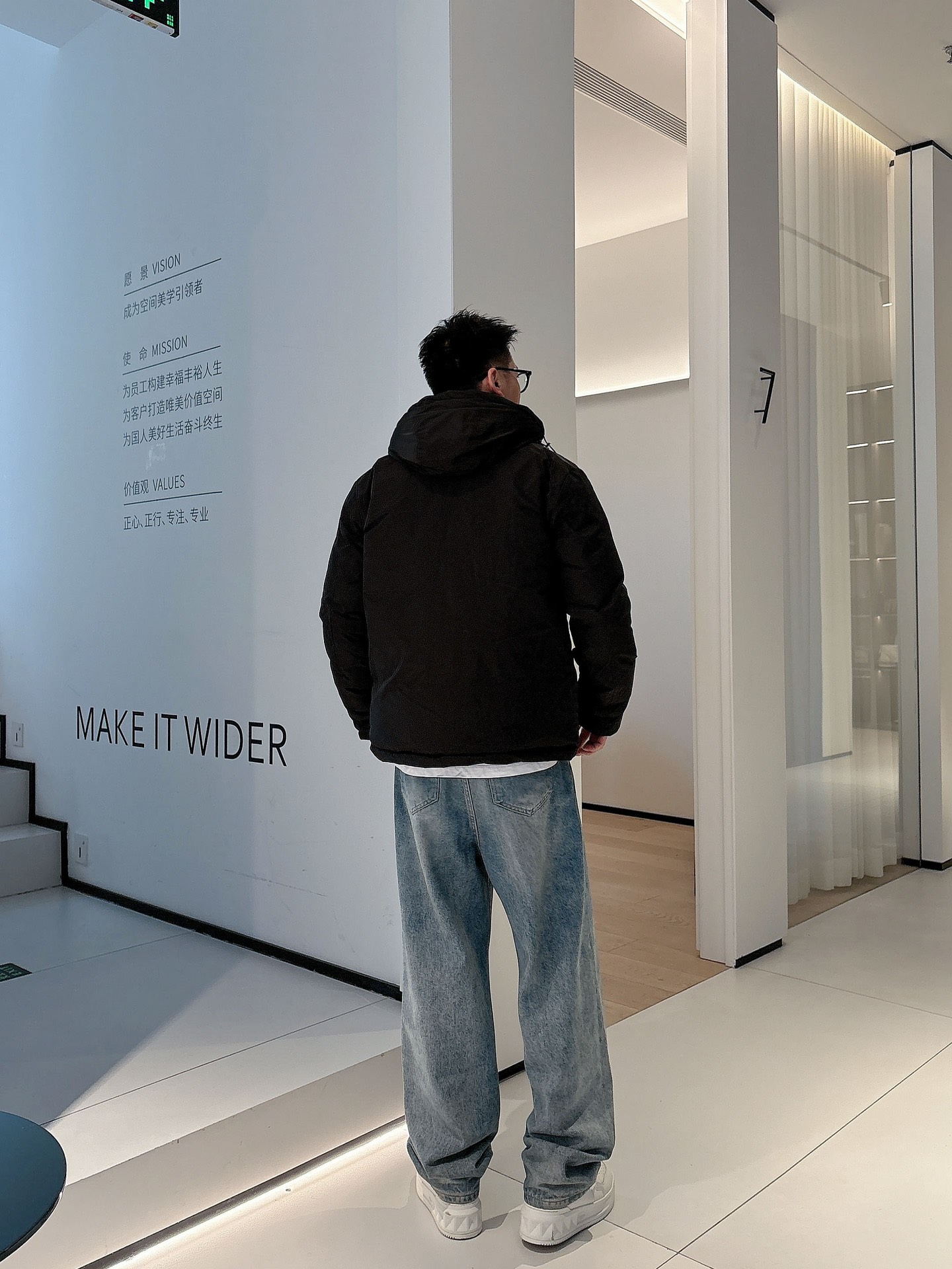 普拉达 官网款2025秋冬新款羽绒服。这款号称羽绒服届最高端的，全部90绒的三标齐全带着经典的Logo组