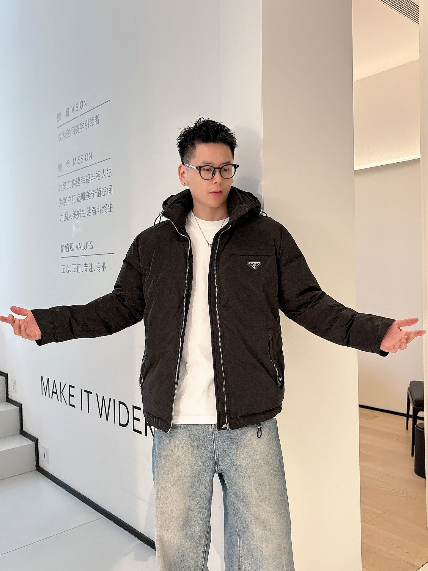 普拉达 官网款2025秋冬新款羽绒服。这款号称羽绒服届最高端的，全部90绒的三标齐全带着经典的Logo组