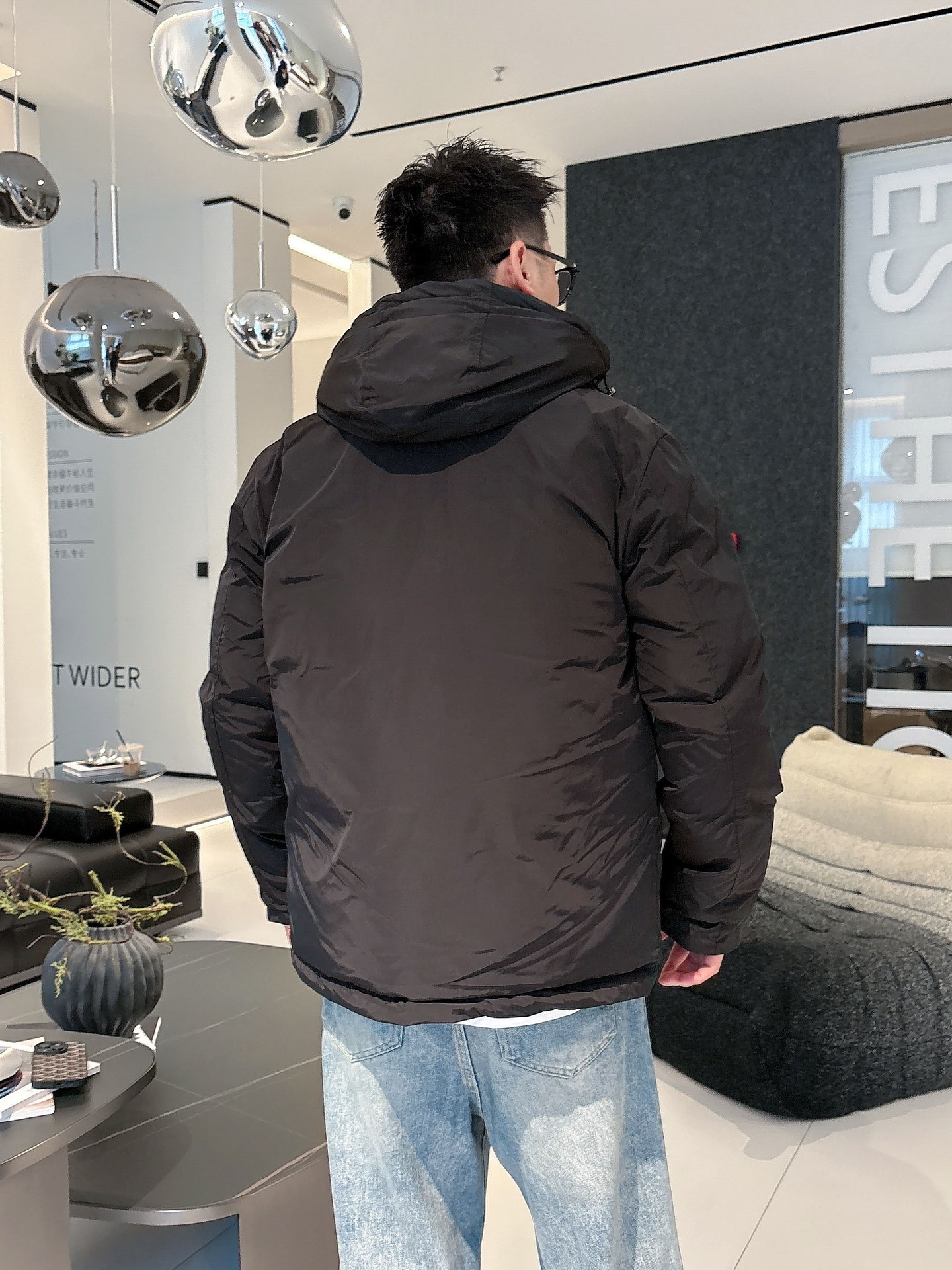 普拉达 官网款2025秋冬新款羽绒服。这款号称羽绒服届最高端的，全部90绒的三标齐全带着经典的Logo组