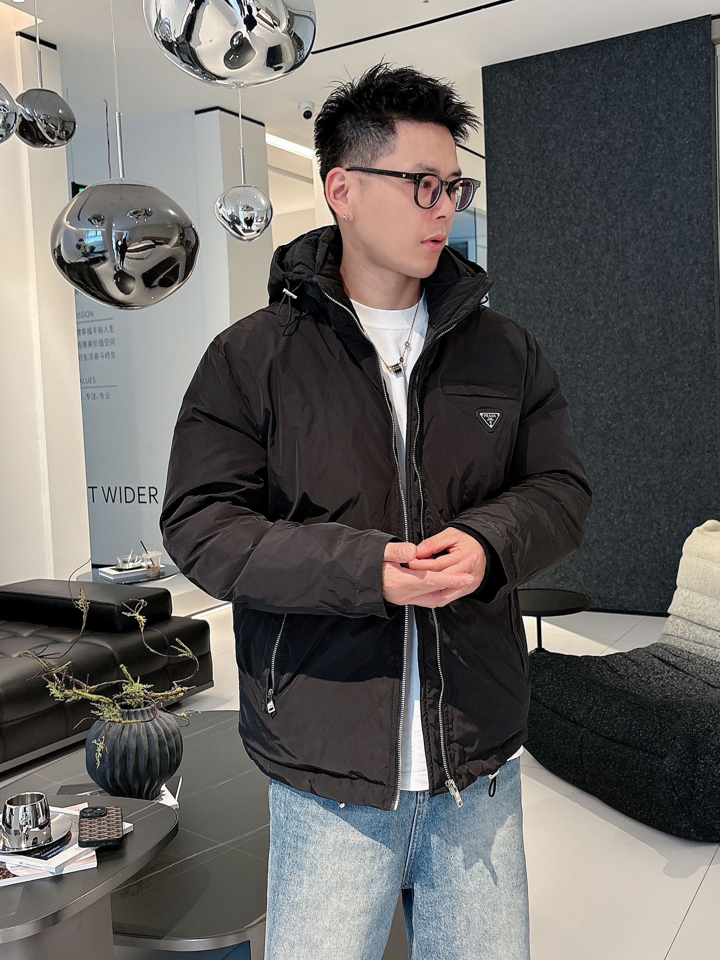 普拉达 官网款2025秋冬新款羽绒服。这款号称羽绒服届最高端的，全部90绒的三标齐全带着经典的Logo组