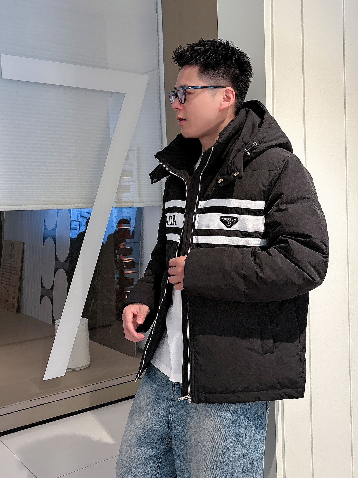 普拉达 官网款2025秋冬新款羽绒服。这款号称羽绒服届最高端的，全部90绒的三标齐全带着经典的Logo组