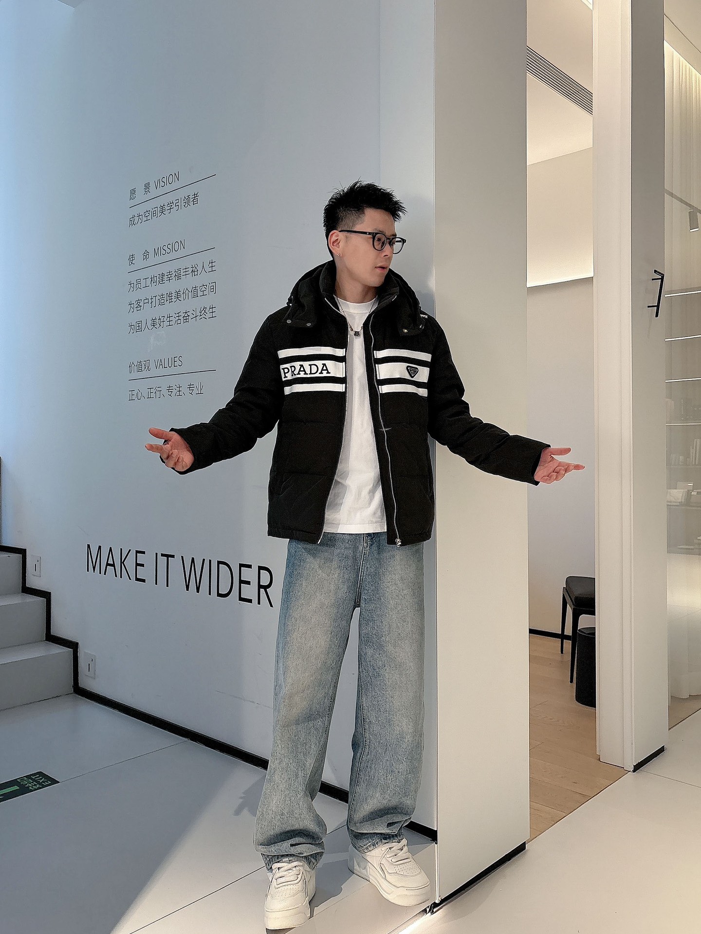 普拉达 官网款2025秋冬新款羽绒服。这款号称羽绒服届最高端的，全部90绒的三标齐全带着经典的Logo组