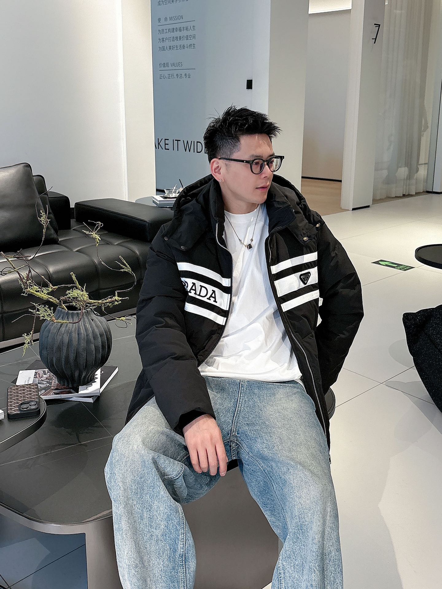 普拉达 官网款2025秋冬新款羽绒服。这款号称羽绒服届最高端的，全部90绒的三标齐全带着经典的Logo组