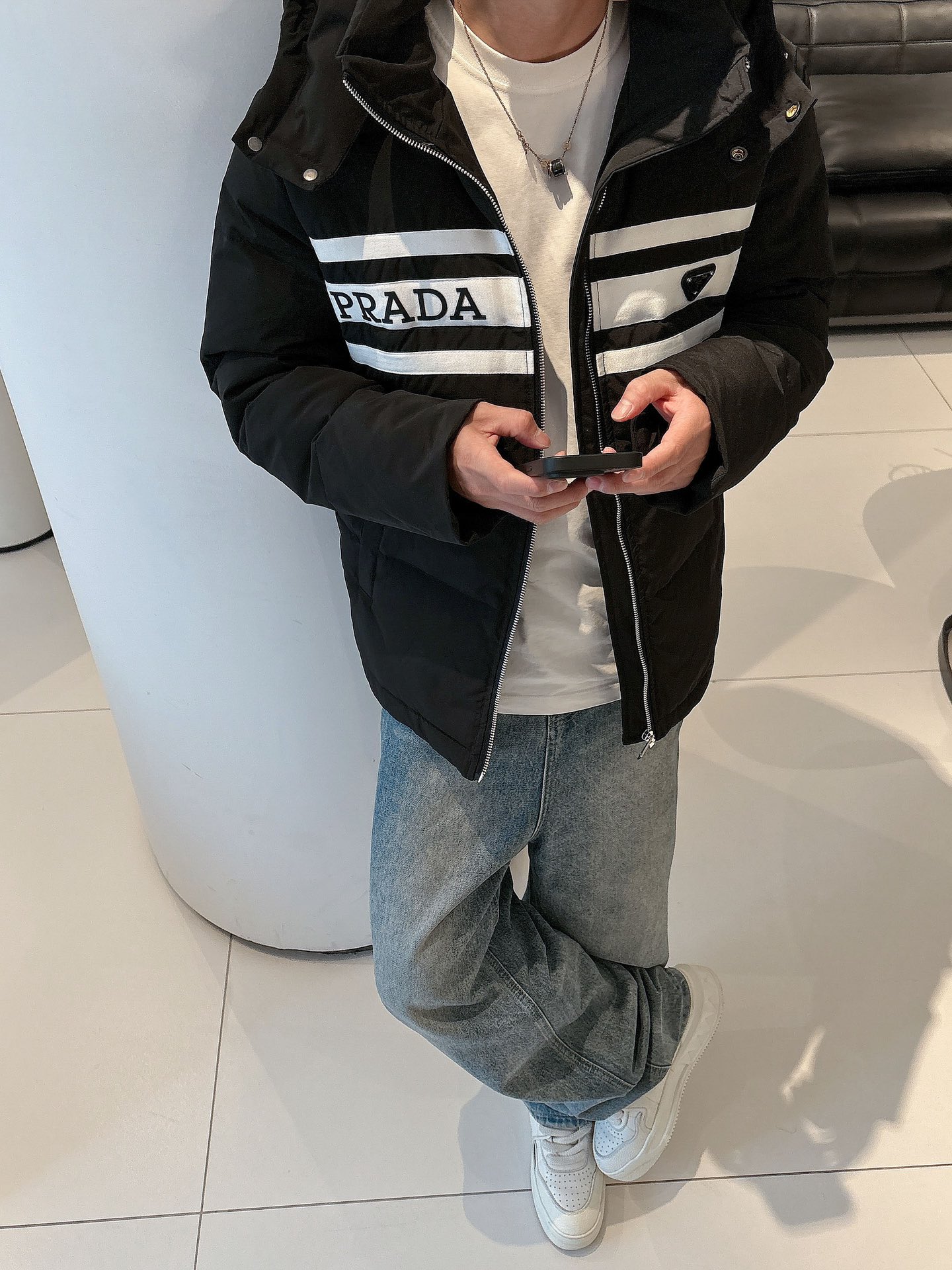 普拉达 官网款2025秋冬新款羽绒服。这款号称羽绒服届最高端的，全部90绒的三标齐全带着经典的Logo组