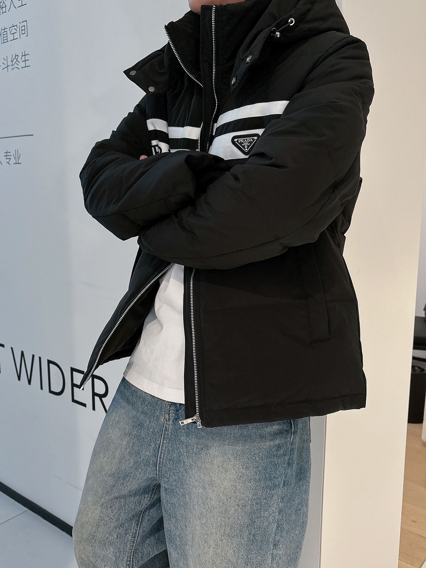 普拉达 官网款2025秋冬新款羽绒服。这款号称羽绒服届最高端的，全部90绒的三标齐全带着经典的Logo组